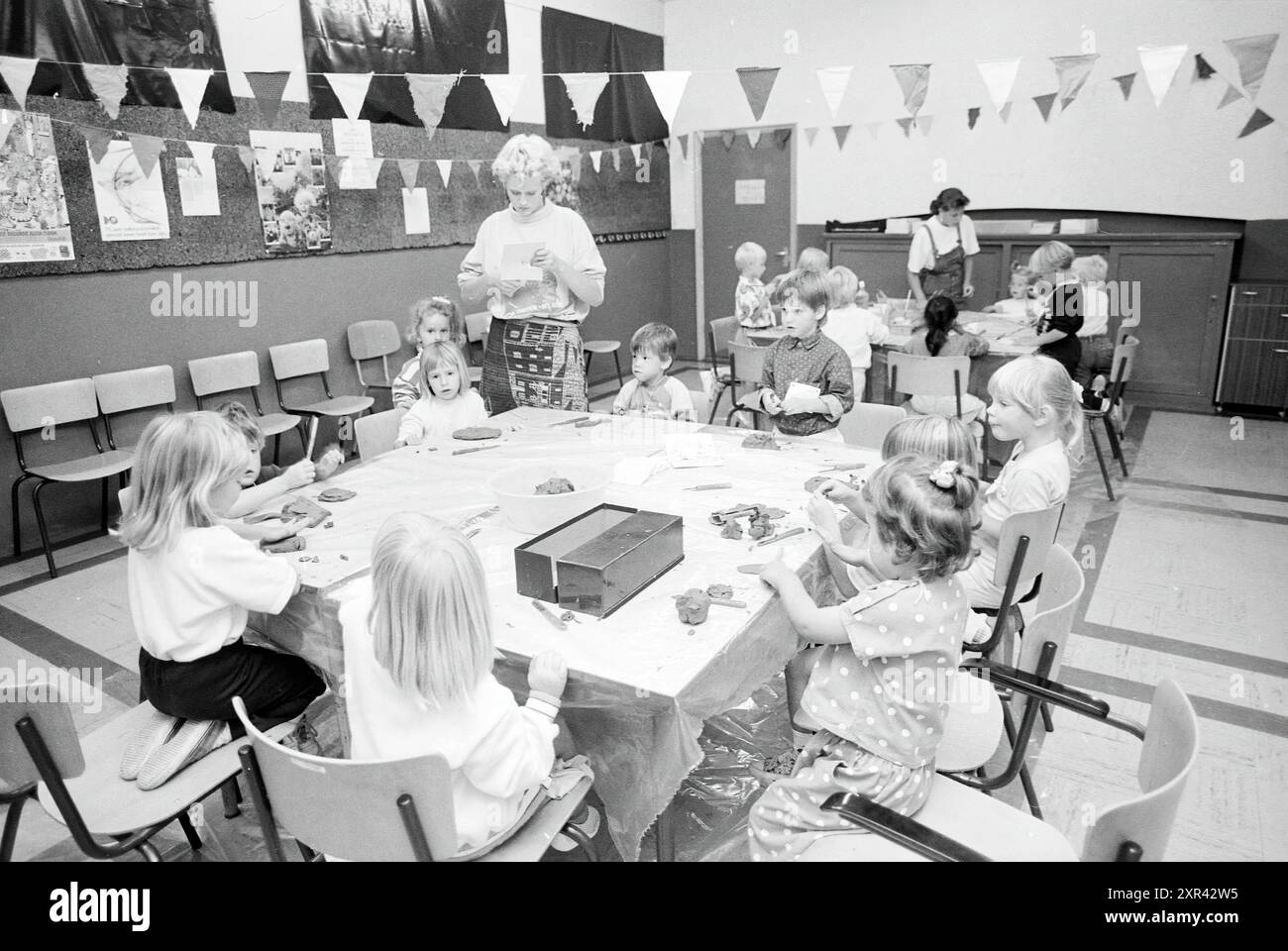 Spieltag für Kinder kulturrat Hillegom, Spiele und Spielzeug, Hillegom, 02-08-1989, Whizgle Dutch News: Historische Bilder zugeschnitten auf die Zukunft. Erkunden Sie die Vergangenheit der Niederlande mit modernen Perspektiven durch Bilder von niederländischen Agenturen. Verbinden der Ereignisse von gestern mit den Erkenntnissen von morgen. Begeben Sie sich auf eine zeitlose Reise mit Geschichten, die unsere Zukunft prägen. Stockfoto