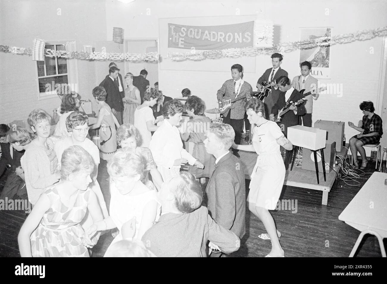 Partyabend, Twist Competition Hausschule - Techn. Schule, IJmuiden, Partys, Schulen, IJmuiden, Briniostraat 16, Niederlande, 11-07-1963, Whizgle Dutch News: Historical Images Tailored for the Future. Erkunden Sie die Vergangenheit der Niederlande mit modernen Perspektiven durch Bilder von niederländischen Agenturen. Verbinden der Ereignisse von gestern mit den Erkenntnissen von morgen. Begeben Sie sich auf eine zeitlose Reise mit Geschichten, die unsere Zukunft prägen. Stockfoto