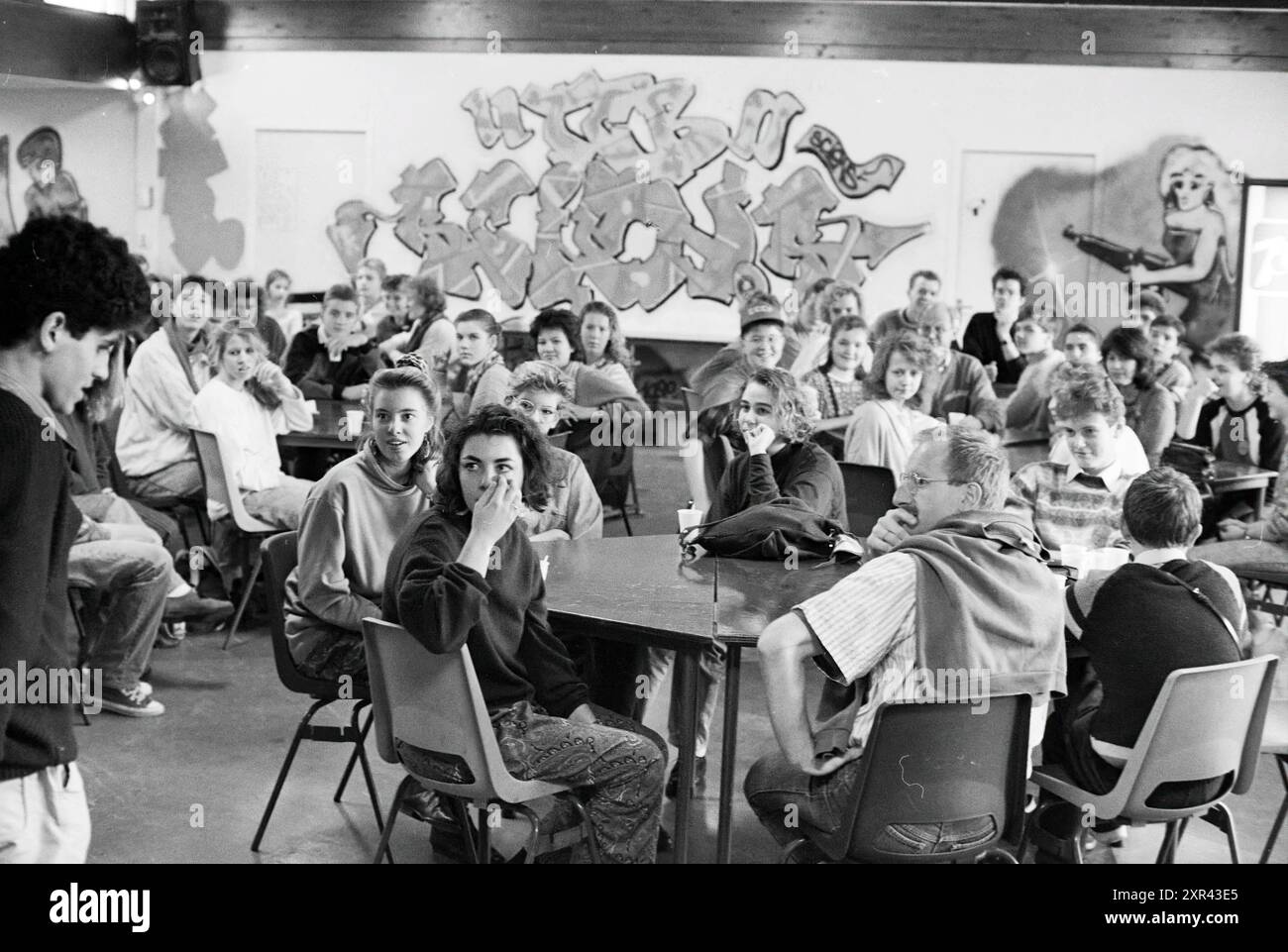 Russen am Fioretti College Lisse, Schulen, Lisse, 05-11-1989, Whizgle Dutch News: Historische Bilder zugeschnitten auf die Zukunft. Erkunden Sie die Vergangenheit der Niederlande mit modernen Perspektiven durch Bilder von niederländischen Agenturen. Verbinden der Ereignisse von gestern mit den Erkenntnissen von morgen. Begeben Sie sich auf eine zeitlose Reise mit Geschichten, die unsere Zukunft prägen. Stockfoto