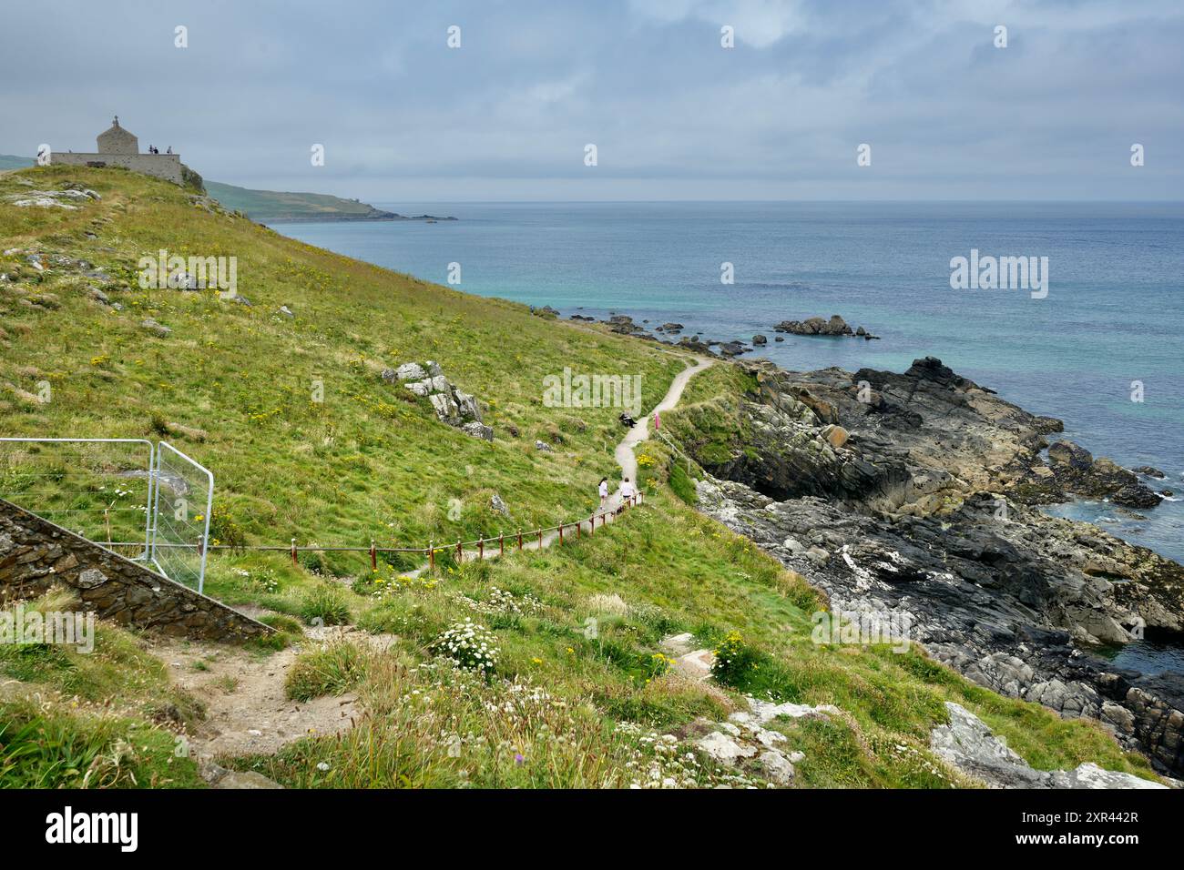 Der South West Coast Path mit Blick auf das Meer und die St. Nicholas Chapel. Stockfoto