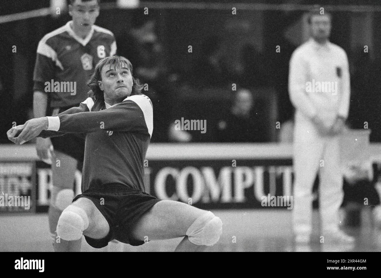Volleyball Tschechen + Ostdeutsche, Volleyball, 29-03-1990, Whizgle Dutch News: Historische Bilder zugeschnitten auf die Zukunft. Erkunden Sie die Vergangenheit der Niederlande mit modernen Perspektiven durch Bilder von niederländischen Agenturen. Verbinden der Ereignisse von gestern mit den Erkenntnissen von morgen. Begeben Sie sich auf eine zeitlose Reise mit Geschichten, die unsere Zukunft prägen. Stockfoto