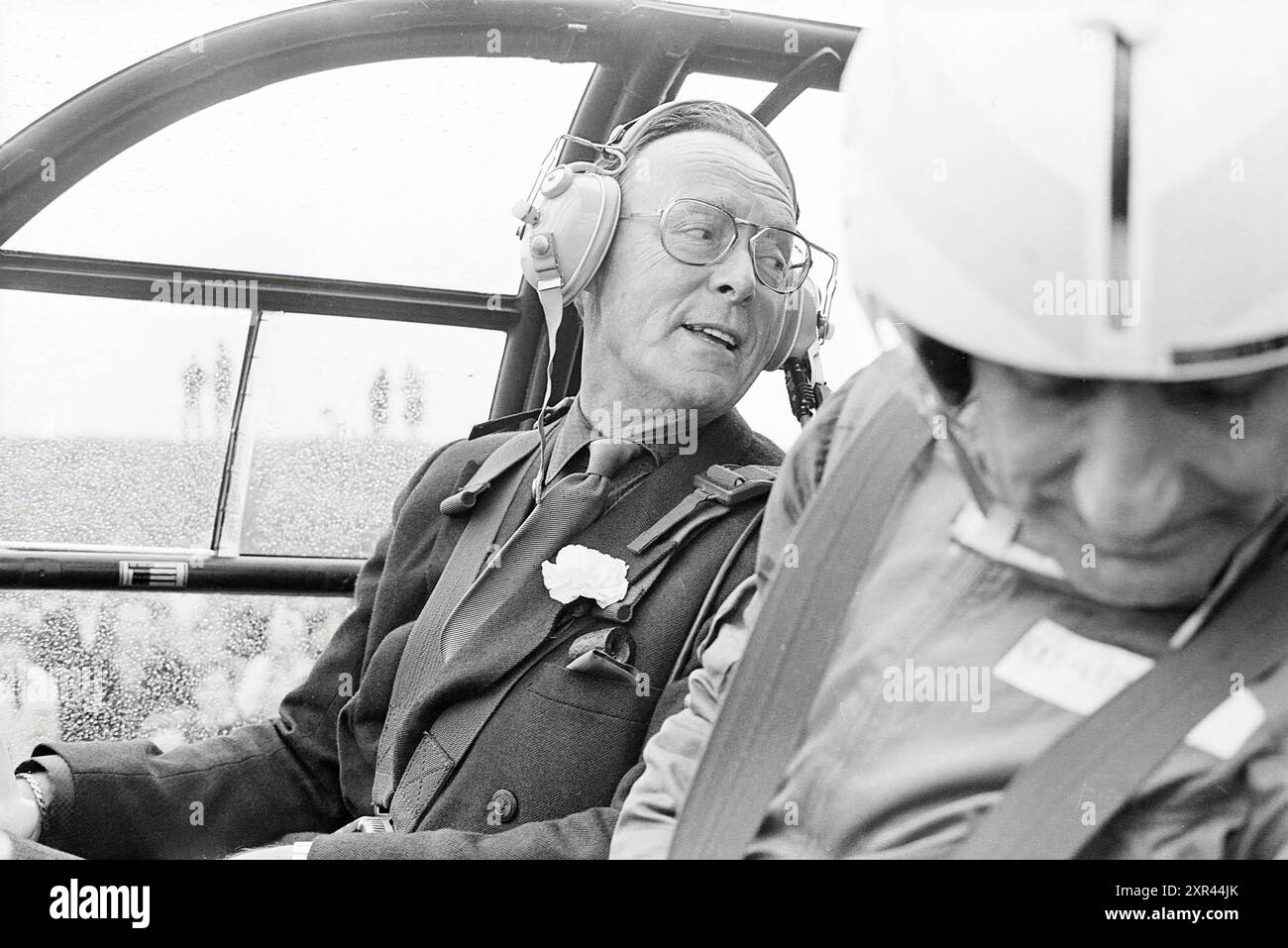 Prinz Bernhard in einem Hubschrauber, Whizgle Dutch News: Historische Bilder für die Zukunft. Erkunden Sie die Vergangenheit der Niederlande mit modernen Perspektiven durch Bilder von niederländischen Agenturen. Verbinden der Ereignisse von gestern mit den Erkenntnissen von morgen. Begeben Sie sich auf eine zeitlose Reise mit Geschichten, die unsere Zukunft prägen. Stockfoto
