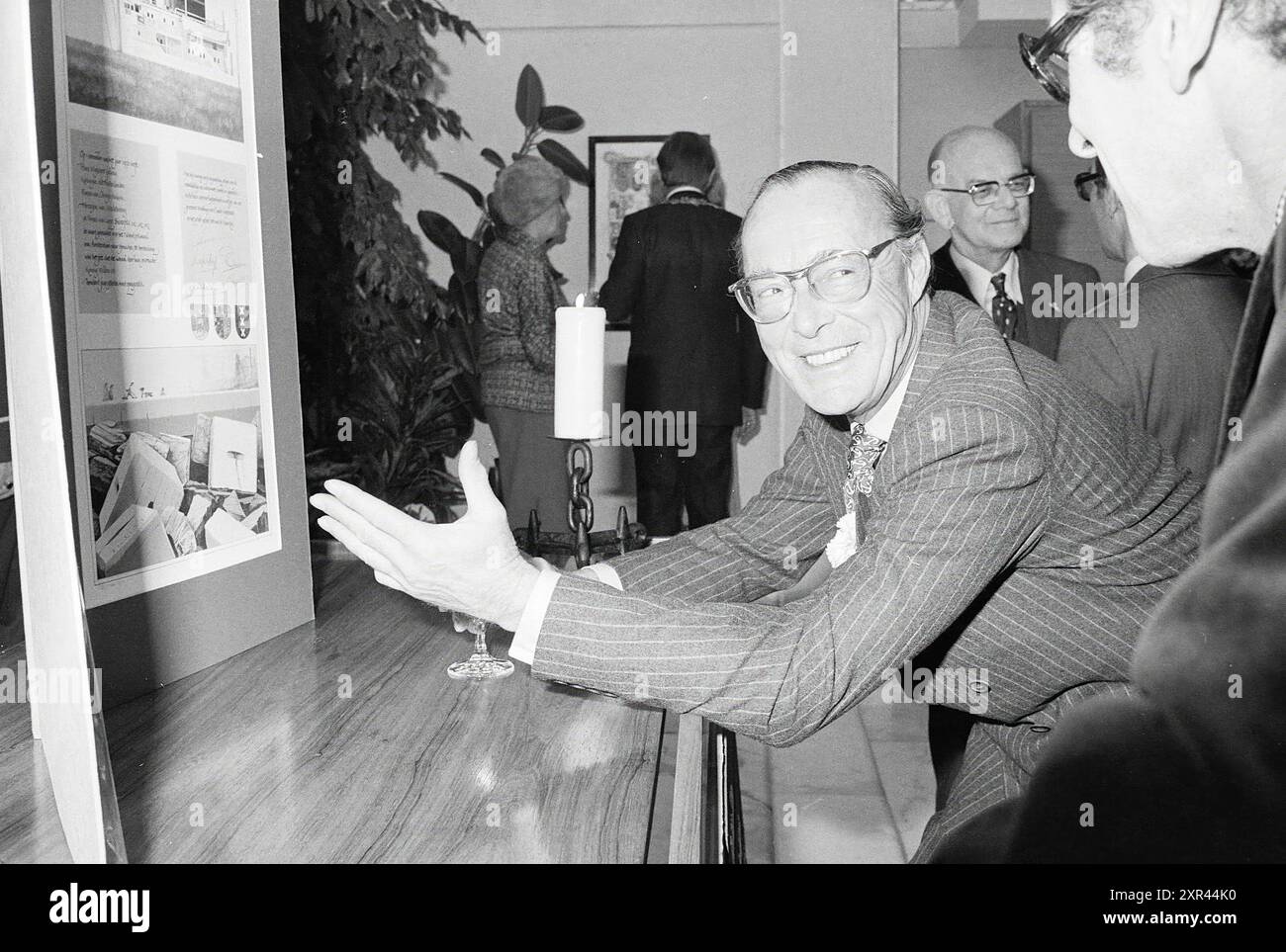 H.M. Ankunft in IJm. Nordseekanal 100 Jahre, Empfang im Rathaus, Angebot Buch, königliche Empfänge und königliche Besuche, 01-11-1976, Whizgle Dutch News: Historische Bilder zugeschnitten auf die Zukunft. Erkunden Sie die Vergangenheit der Niederlande mit modernen Perspektiven durch Bilder von niederländischen Agenturen. Verbinden der Ereignisse von gestern mit den Erkenntnissen von morgen. Begeben Sie sich auf eine zeitlose Reise mit Geschichten, die unsere Zukunft prägen. Stockfoto