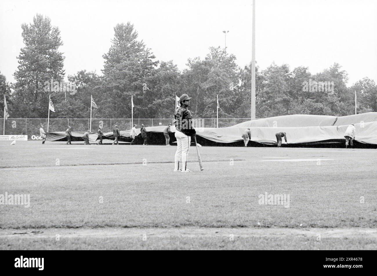 Regen in Kolumbien - Venezuela, Baseball-Weltmeisterschaften 1986, 25.07.1986, Whizgle Dutch News: Historische Bilder für die Zukunft. Erkunden Sie die Vergangenheit der Niederlande mit modernen Perspektiven durch Bilder von niederländischen Agenturen. Verbinden der Ereignisse von gestern mit den Erkenntnissen von morgen. Begeben Sie sich auf eine zeitlose Reise mit Geschichten, die unsere Zukunft prägen. Stockfoto