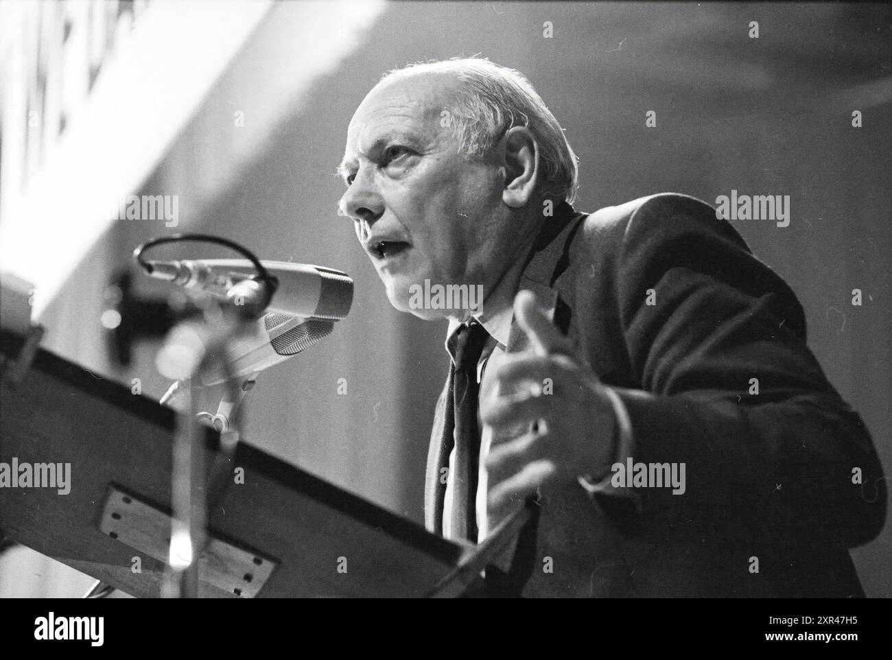 Wahltournee Joop den Uyl Breda + Oosterhout, Elections, Breda, 06-05-1981, Whizgle Dutch News: Historische Bilder zugeschnitten auf die Zukunft. Erkunden Sie die Vergangenheit der Niederlande mit modernen Perspektiven durch Bilder von niederländischen Agenturen. Verbinden der Ereignisse von gestern mit den Erkenntnissen von morgen. Begeben Sie sich auf eine zeitlose Reise mit Geschichten, die unsere Zukunft prägen. Stockfoto