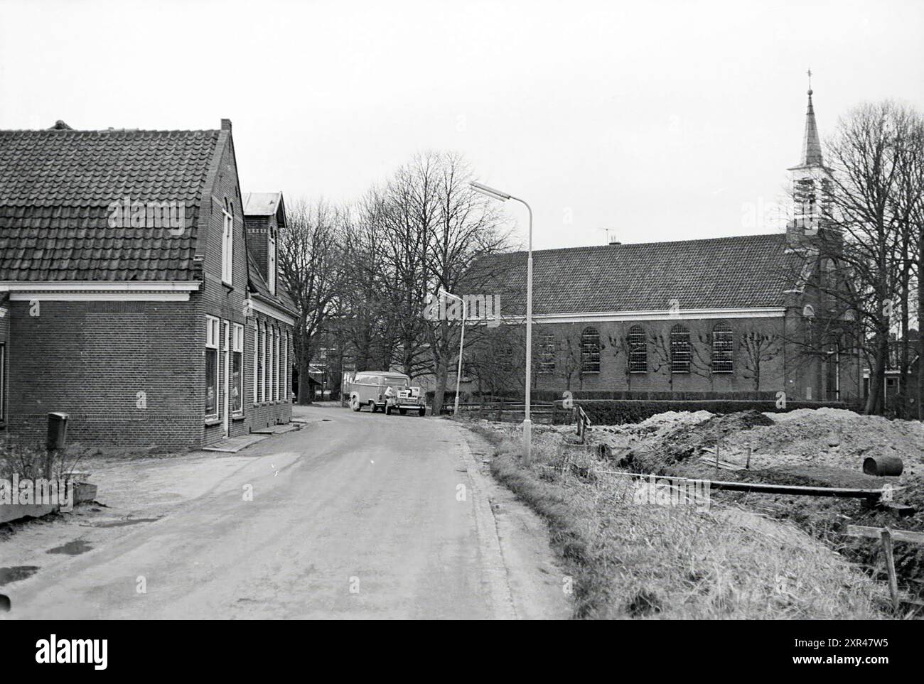 Church of St. James the Greater in Haarlemmerliede, Churches, 07-12-1976, Whizgle Dutch News: Historical Images Tailored for the Future. Erkunden Sie die Vergangenheit der Niederlande mit modernen Perspektiven durch Bilder von niederländischen Agenturen. Verbinden der Ereignisse von gestern mit den Erkenntnissen von morgen. Begeben Sie sich auf eine zeitlose Reise mit Geschichten, die unsere Zukunft prägen. Stockfoto