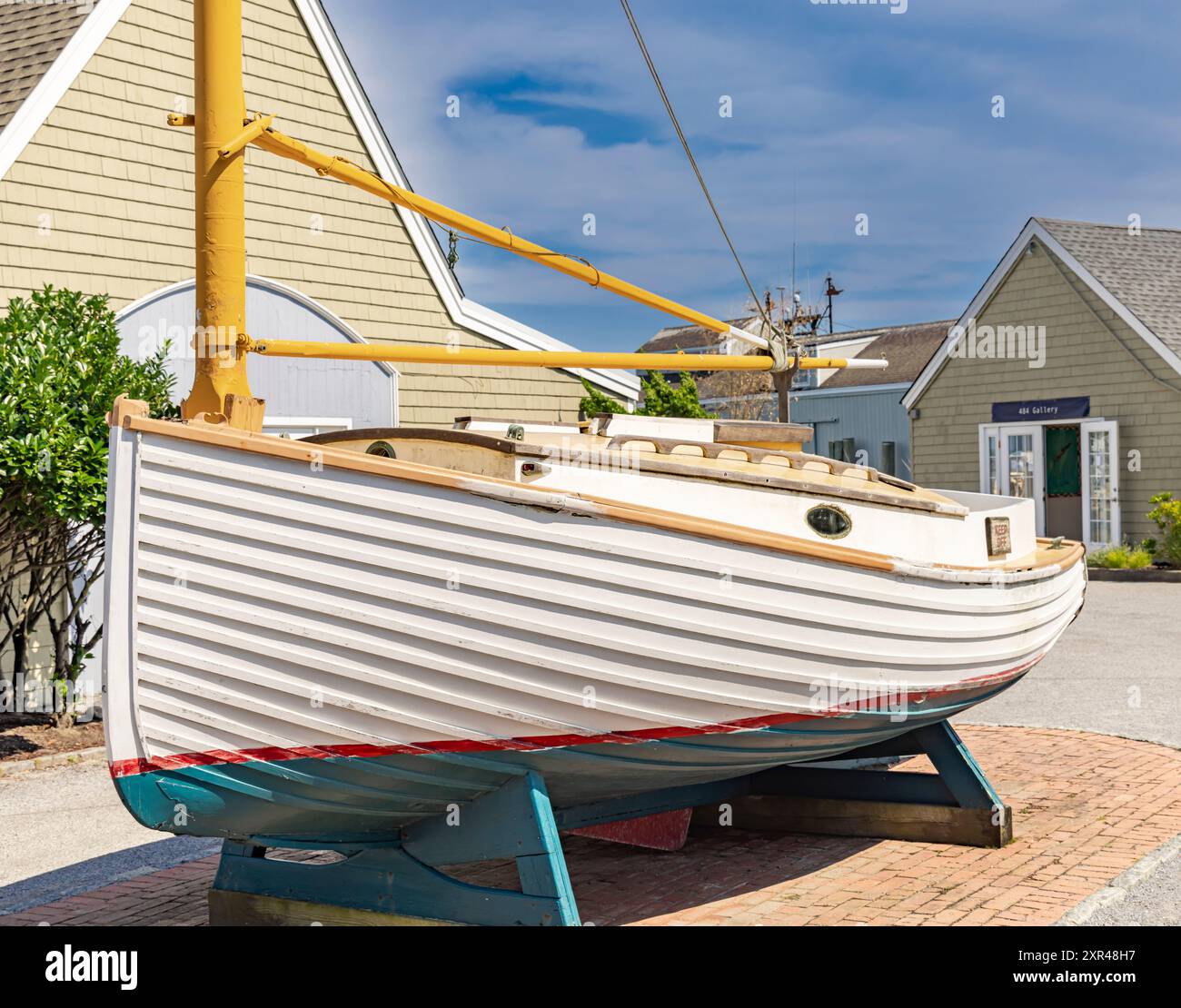 Kleines rot-weißes und blaues Segelboot auf der Dispaly bei Gosmans Stockfoto
