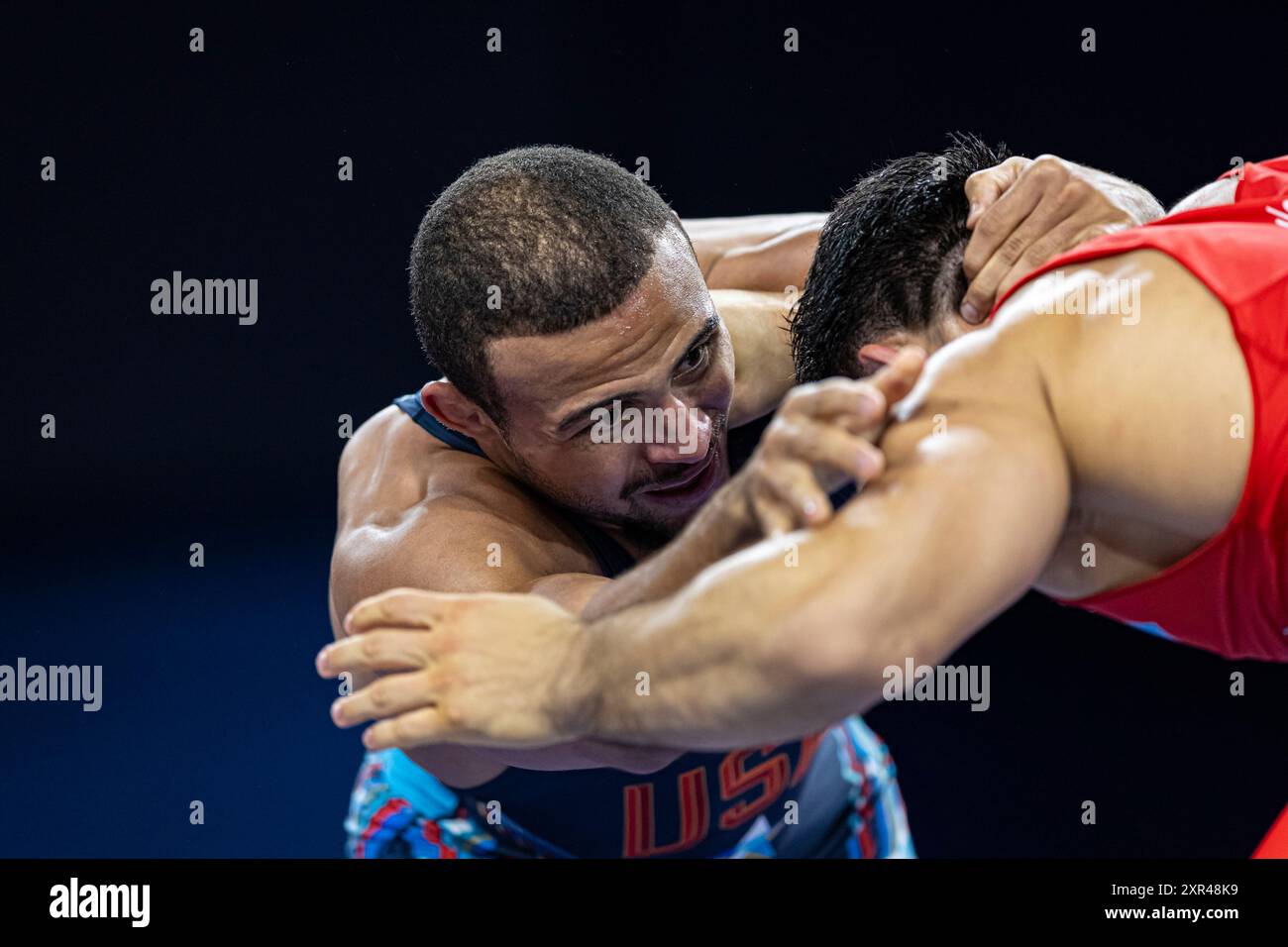 Paris, Frankreich. August 2024. Olympische Spiele, erste Qualifikationsspiele für Männer in der Champ de Mars Arena. Azamat Dauletbekov gegen Aaron Brooks. © ABEL F. ROS Credit: ABEL F. ROS/Alamy Live News Stockfoto