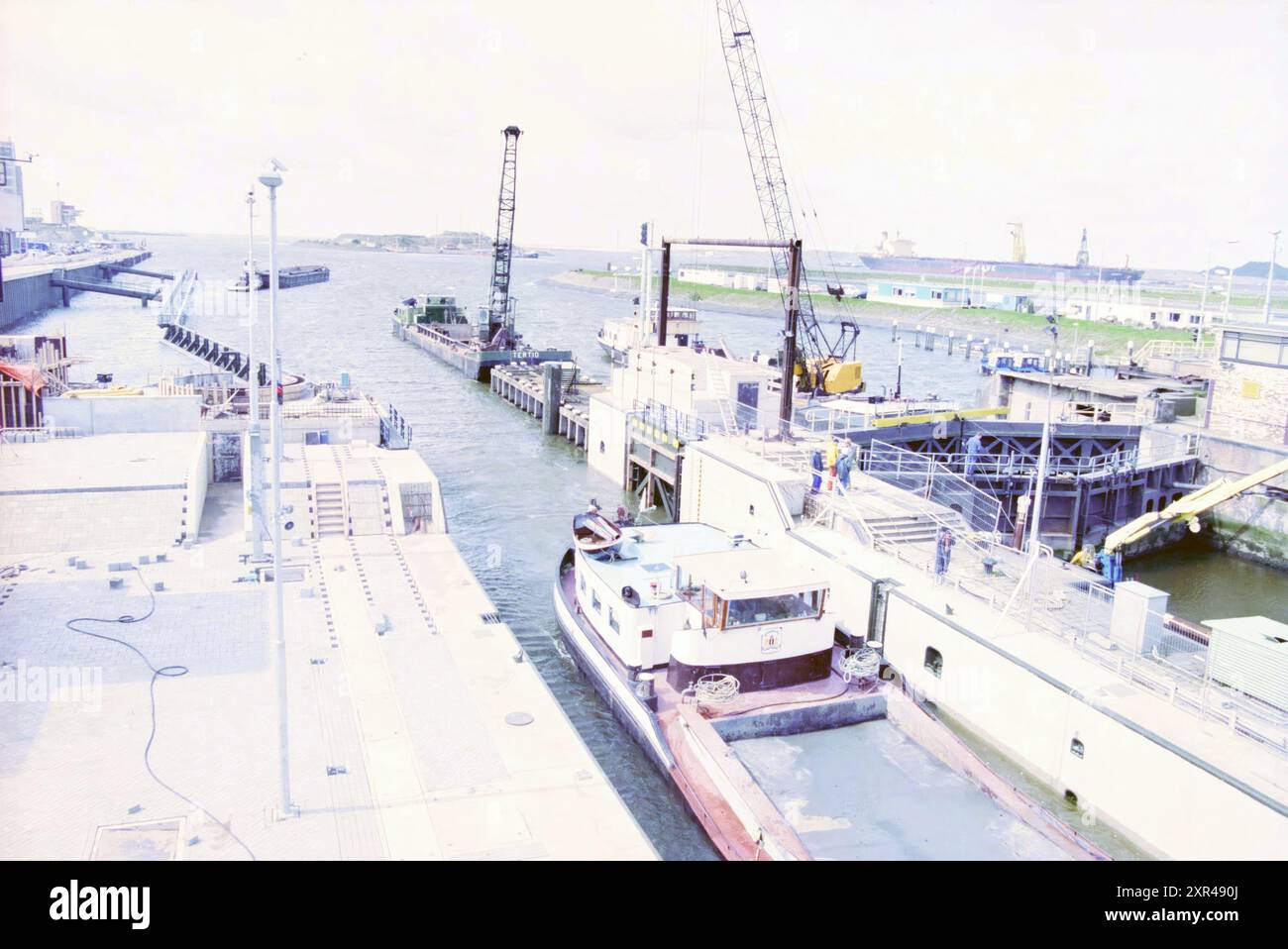 Ship Gun, kleine Sluis, IJmuiden [Ship Locks], IJmuiden, Niederlande, 12-04-1999, Whizgle Dutch News: Historical Images Tailored for the Future. Erkunden Sie die Vergangenheit der Niederlande mit modernen Perspektiven durch Bilder von niederländischen Agenturen. Verbinden der Ereignisse von gestern mit den Erkenntnissen von morgen. Begeben Sie sich auf eine zeitlose Reise mit Geschichten, die unsere Zukunft prägen. Stockfoto