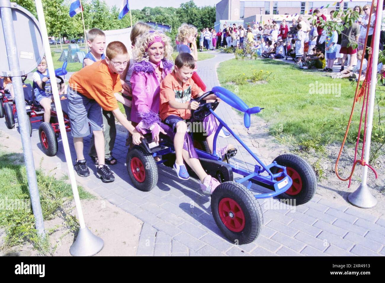 Sport und Spiele für Kinder in de Waterlelie (einem Wissenszentrum für Bildung und Epilepsie), 00-06-2003, Whizgle Dutch News: Historische Bilder zugeschnitten auf die Zukunft. Erkunden Sie die Vergangenheit der Niederlande mit modernen Perspektiven durch Bilder von niederländischen Agenturen. Verbinden der Ereignisse von gestern mit den Erkenntnissen von morgen. Begeben Sie sich auf eine zeitlose Reise mit Geschichten, die unsere Zukunft prägen. Stockfoto
