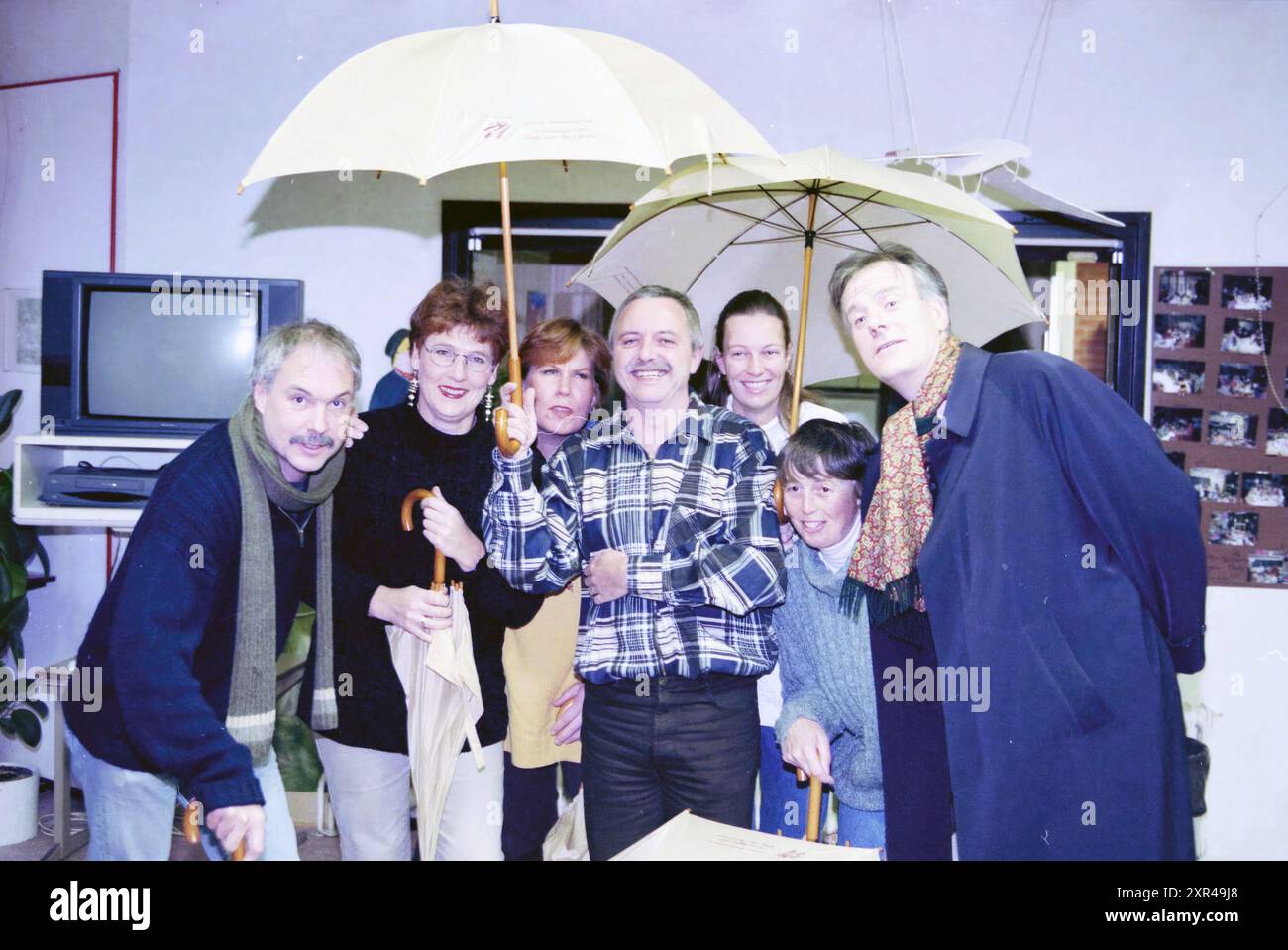 Teacher's Day, Dik Tromschool Hoofddorp, Hoofddorp, Wormerstraat, Niederlande, 18-11-1997, Whizgle Dutch News: historische Bilder für die Zukunft. Erkunden Sie die Vergangenheit der Niederlande mit modernen Perspektiven durch Bilder von niederländischen Agenturen. Verbinden der Ereignisse von gestern mit den Erkenntnissen von morgen. Begeben Sie sich auf eine zeitlose Reise mit Geschichten, die unsere Zukunft prägen. Stockfoto