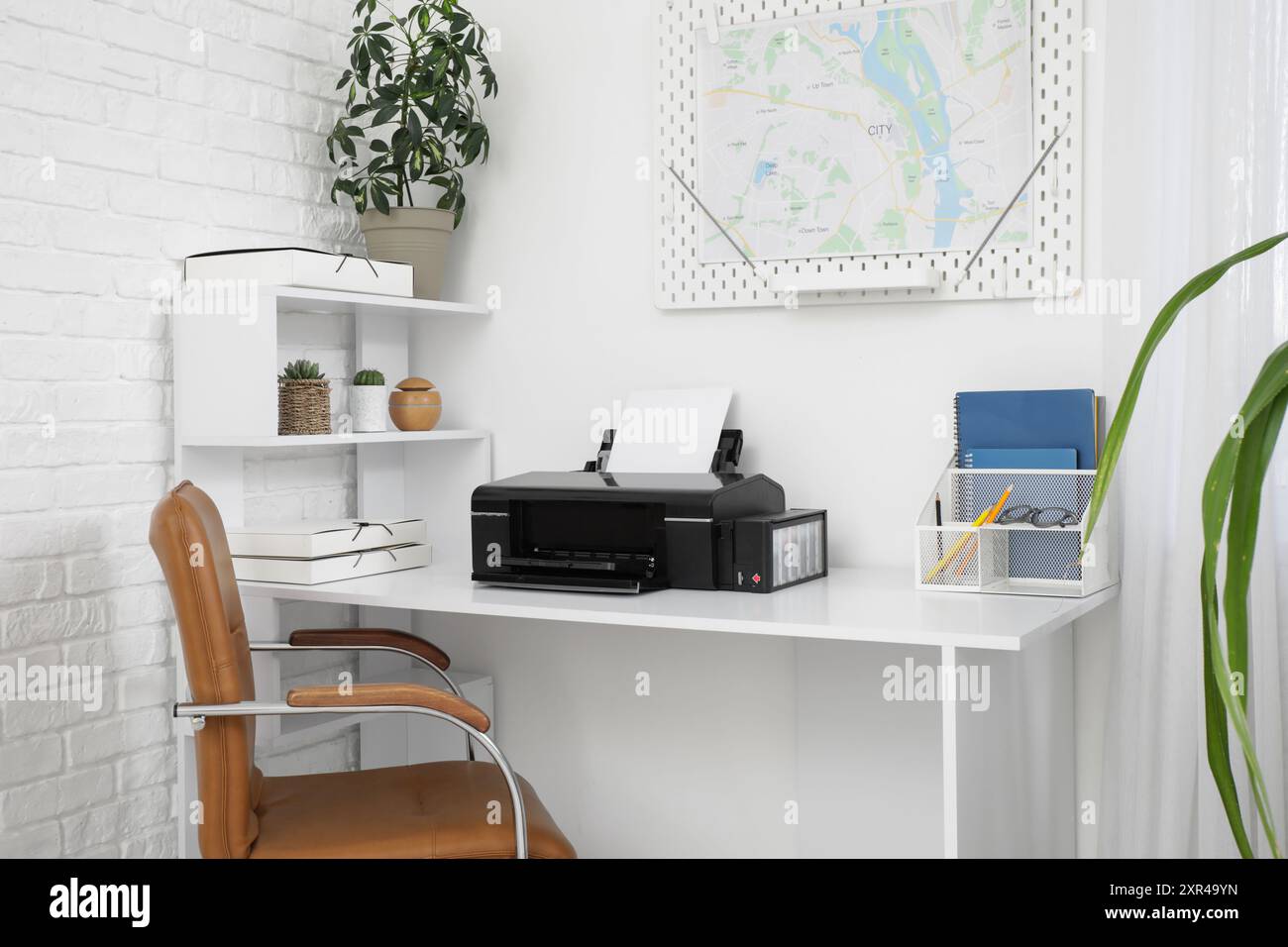 Moderner Drucker am Arbeitsplatz im eleganten Büro Stockfoto
