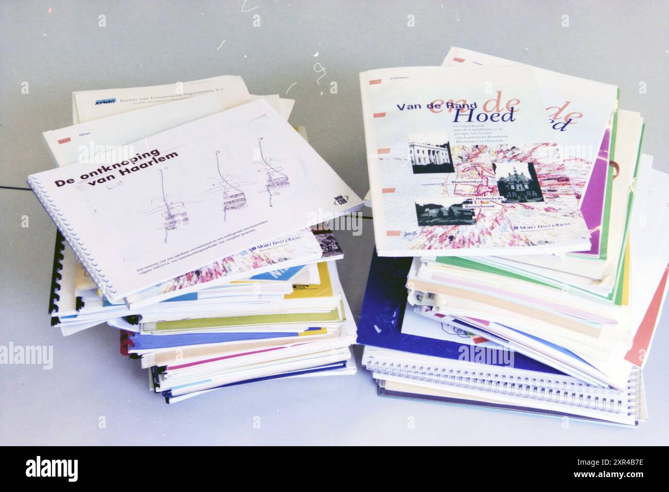 Stack of Reports, Haarlem, Niederlande, 29-06-1999, Whizgle Dutch News: Historical Images Tailored for the Future. Erkunden Sie die Vergangenheit der Niederlande mit modernen Perspektiven durch Bilder von niederländischen Agenturen. Verbinden der Ereignisse von gestern mit den Erkenntnissen von morgen. Begeben Sie sich auf eine zeitlose Reise mit Geschichten, die unsere Zukunft prägen. Stockfoto