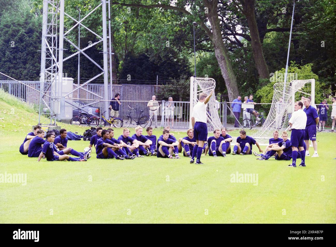 Erstausbildung Haarlem, Haarlem, Niederlande, 05-07-2001, Whizgle Dutch News: Historische Bilder zugeschnitten auf die Zukunft. Erkunden Sie die Vergangenheit der Niederlande mit modernen Perspektiven durch Bilder von niederländischen Agenturen. Verbinden der Ereignisse von gestern mit den Erkenntnissen von morgen. Begeben Sie sich auf eine zeitlose Reise mit Geschichten, die unsere Zukunft prägen. Stockfoto