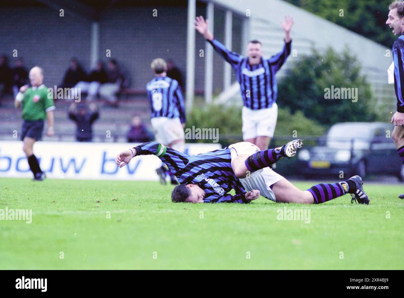 Football R..C.H. - Concordia, Heemstede, Heemstede, Niederlande, 17-11-2001, Whizgle Dutch News: historische Bilder für die Zukunft. Erkunden Sie die Vergangenheit der Niederlande mit modernen Perspektiven durch Bilder von niederländischen Agenturen. Verbinden der Ereignisse von gestern mit den Erkenntnissen von morgen. Begeben Sie sich auf eine zeitlose Reise mit Geschichten, die unsere Zukunft prägen. Stockfoto