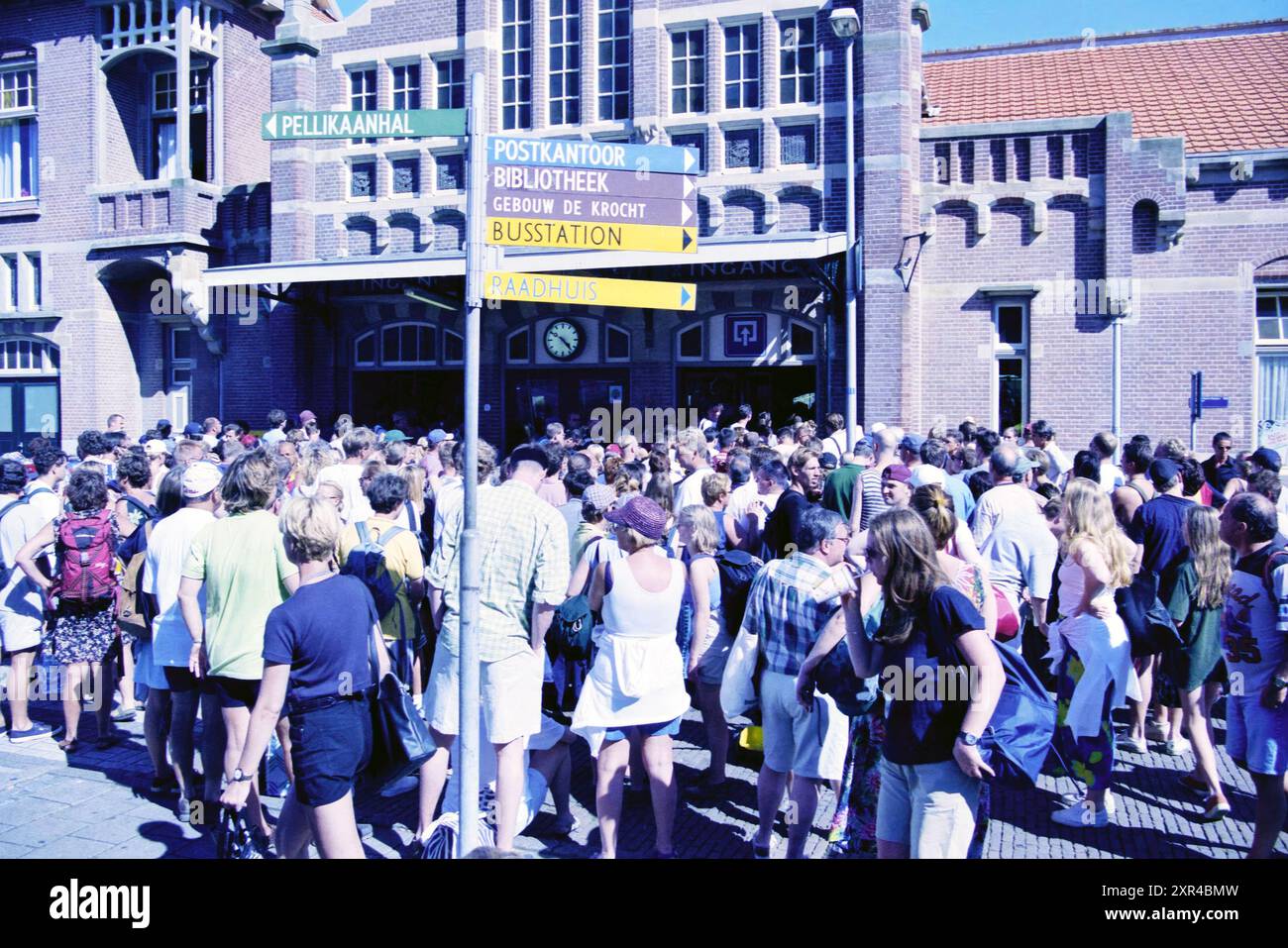 Busy Station, Zandvoort, Zandvoort, 08-08-1998, Whizgle Dutch News: Historical Images Tailored for the Future. Erkunden Sie die Vergangenheit der Niederlande mit modernen Perspektiven durch Bilder von niederländischen Agenturen. Verbinden der Ereignisse von gestern mit den Erkenntnissen von morgen. Begeben Sie sich auf eine zeitlose Reise mit Geschichten, die unsere Zukunft prägen. Stockfoto