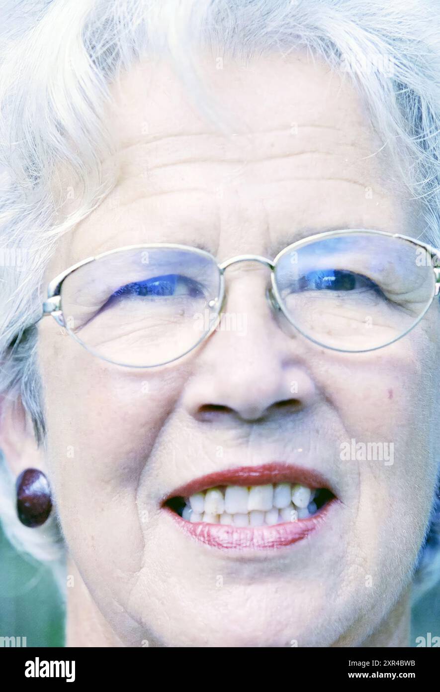 Mrs. Hoeflaak, Atomsprengkopf Nieuw-Vennep, Nieuw-Vennep, 28-08-2002, Whizgle Dutch News: Historische Bilder zugeschnitten auf die Zukunft. Erkunden Sie die Vergangenheit der Niederlande mit modernen Perspektiven durch Bilder von niederländischen Agenturen. Verbinden der Ereignisse von gestern mit den Erkenntnissen von morgen. Begeben Sie sich auf eine zeitlose Reise mit Geschichten, die unsere Zukunft prägen. Stockfoto