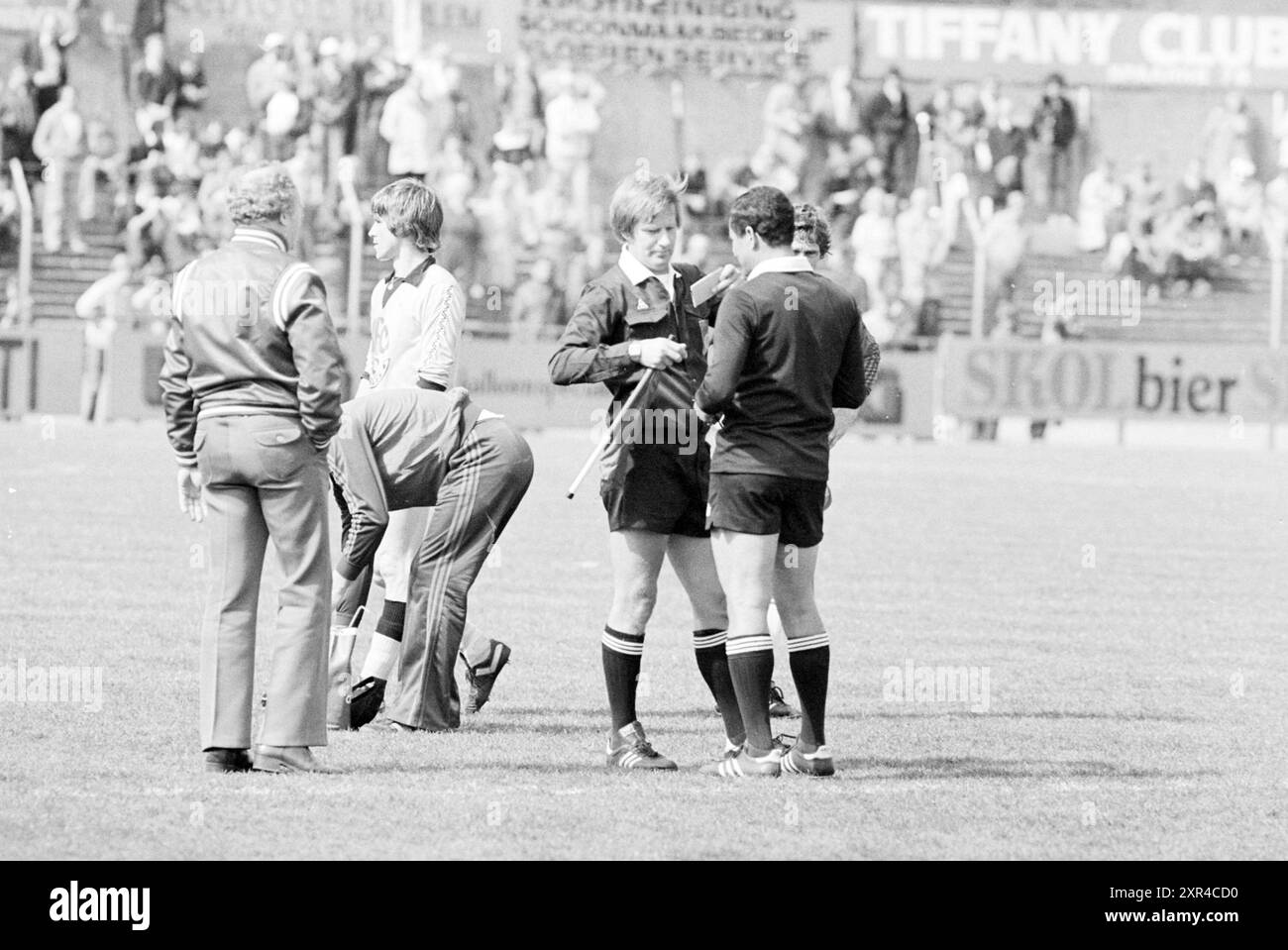 Football HFC Haarlem - NEC, Haarlem, Niederlande, 04-05-1980, Whizgle Dutch News: Historische Bilder für die Zukunft. Erkunden Sie die Vergangenheit der Niederlande mit modernen Perspektiven durch Bilder von niederländischen Agenturen. Verbinden der Ereignisse von gestern mit den Erkenntnissen von morgen. Begeben Sie sich auf eine zeitlose Reise mit Geschichten, die unsere Zukunft prägen. Stockfoto