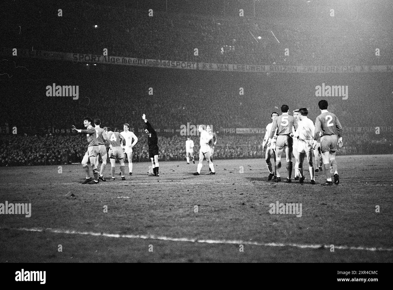 Liverpool - Köln III, Fußball, 24-03-1965, Whizgle Dutch News: Historical Images Tailored for the Future. Erkunden Sie die Vergangenheit der Niederlande mit modernen Perspektiven durch Bilder von niederländischen Agenturen. Verbinden der Ereignisse von gestern mit den Erkenntnissen von morgen. Begeben Sie sich auf eine zeitlose Reise mit Geschichten, die unsere Zukunft prägen. Stockfoto