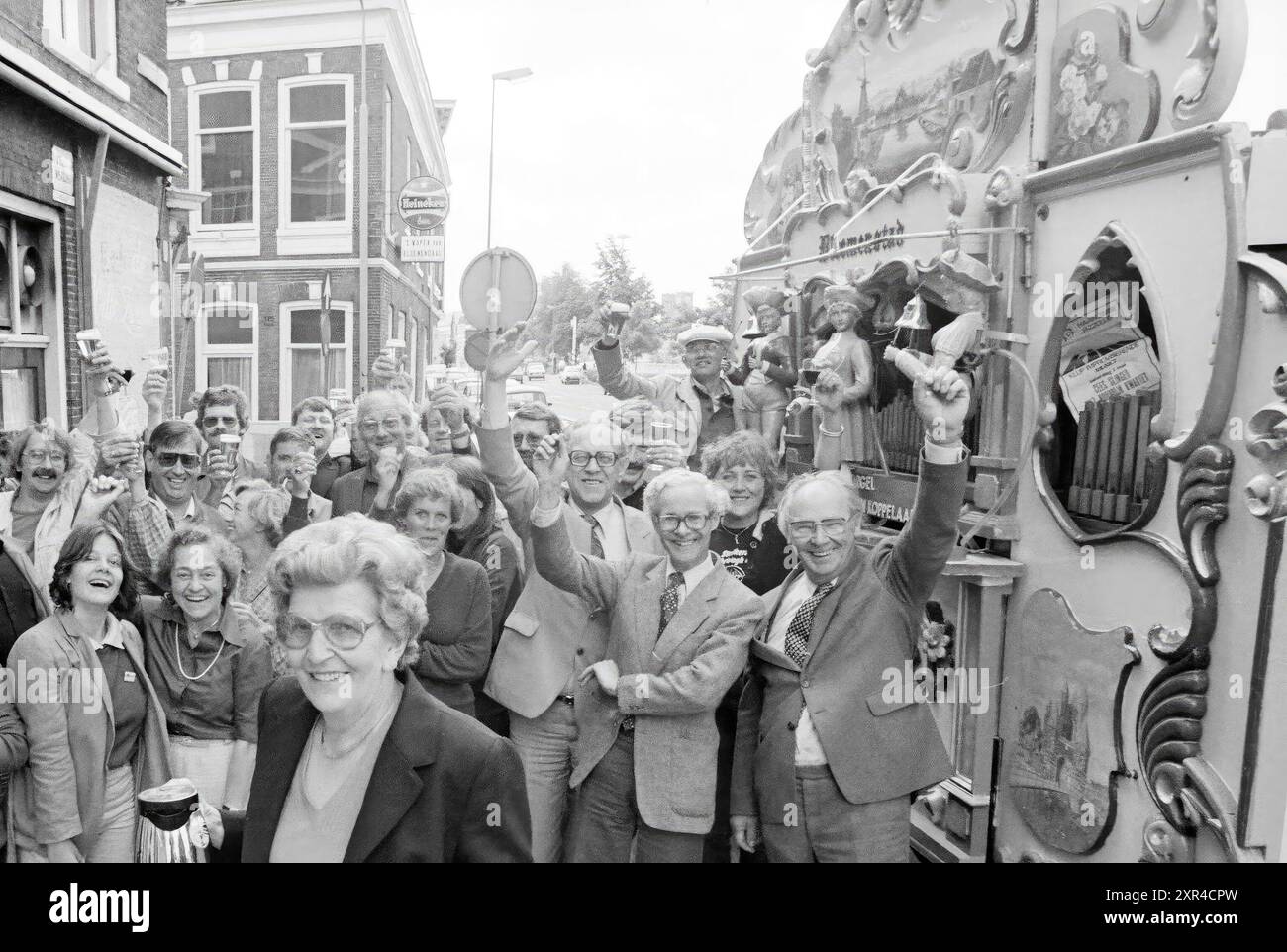 Miep v.d. Mark, Café de Witte Zwaan, Kinderhuisvest 53, Haarlem, Kinderhuisvest, Niederlande, 30-05-1980, Whizgle Dutch News: Historical Images Tailored for the Future. Erkunden Sie die Vergangenheit der Niederlande mit modernen Perspektiven durch Bilder von niederländischen Agenturen. Verbinden der Ereignisse von gestern mit den Erkenntnissen von morgen. Begeben Sie sich auf eine zeitlose Reise mit Geschichten, die unsere Zukunft prägen. Stockfoto