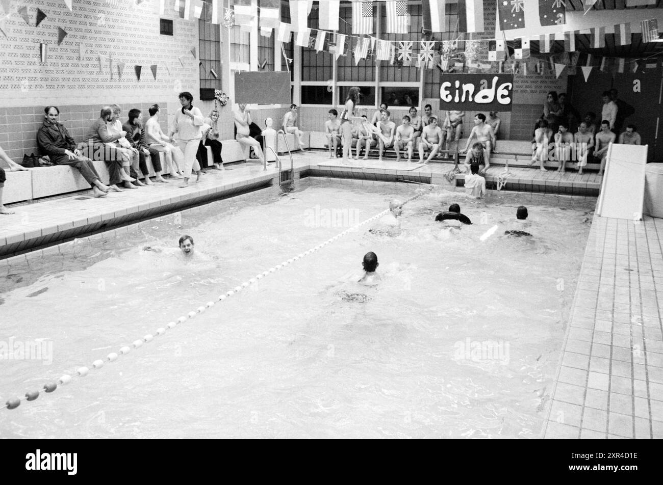 Behinderte schwimmen Herz Camp Heemstede, Behinderte, geistig gestört, Heemstede, Niederlande, 27-02-1985, Whizgle Dutch News: Historical Images Tailored for the Future. Erkunden Sie die Vergangenheit der Niederlande mit modernen Perspektiven durch Bilder von niederländischen Agenturen. Verbinden der Ereignisse von gestern mit den Erkenntnissen von morgen. Begeben Sie sich auf eine zeitlose Reise mit Geschichten, die unsere Zukunft prägen. Stockfoto