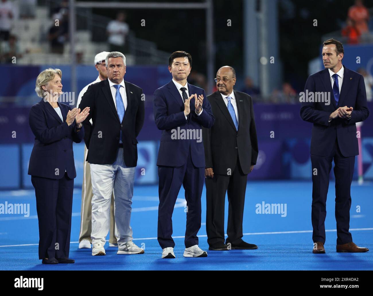 Colombes, Frankreich. August 2024. Der Athener 2004-Champion Ryu Seung-min (3. R), jetzt Präsident der Korea Table Tennis Association, nimmt an der Siegerehrung des Hockeyspiels der Männer als Medaillenübergabe bei den Olympischen Spielen 2024 in Colombes, Frankreich, am 8. August 2024 Teil. Quelle: Ren Pengfei/Xinhua/Alamy Live News Stockfoto