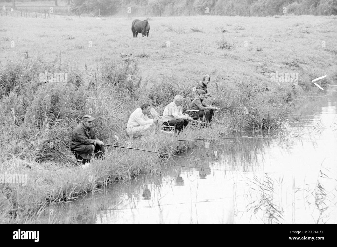 Fishermen, Whizgle Dutch News: Historische Bilder für die Zukunft. Erkunden Sie die Vergangenheit der Niederlande mit modernen Perspektiven durch Bilder von niederländischen Agenturen. Verbinden der Ereignisse von gestern mit den Erkenntnissen von morgen. Begeben Sie sich auf eine zeitlose Reise mit Geschichten, die unsere Zukunft prägen. Stockfoto