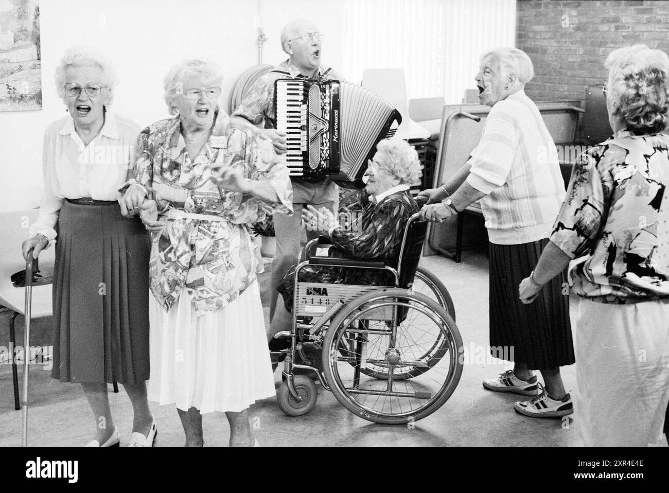 Schoter Courthouse, Stay at Home Day, 11-08-1992, Whizgle Dutch News: Historische Bilder für die Zukunft. Erkunden Sie die Vergangenheit der Niederlande mit modernen Perspektiven durch Bilder von niederländischen Agenturen. Verbinden der Ereignisse von gestern mit den Erkenntnissen von morgen. Begeben Sie sich auf eine zeitlose Reise mit Geschichten, die unsere Zukunft prägen. Stockfoto