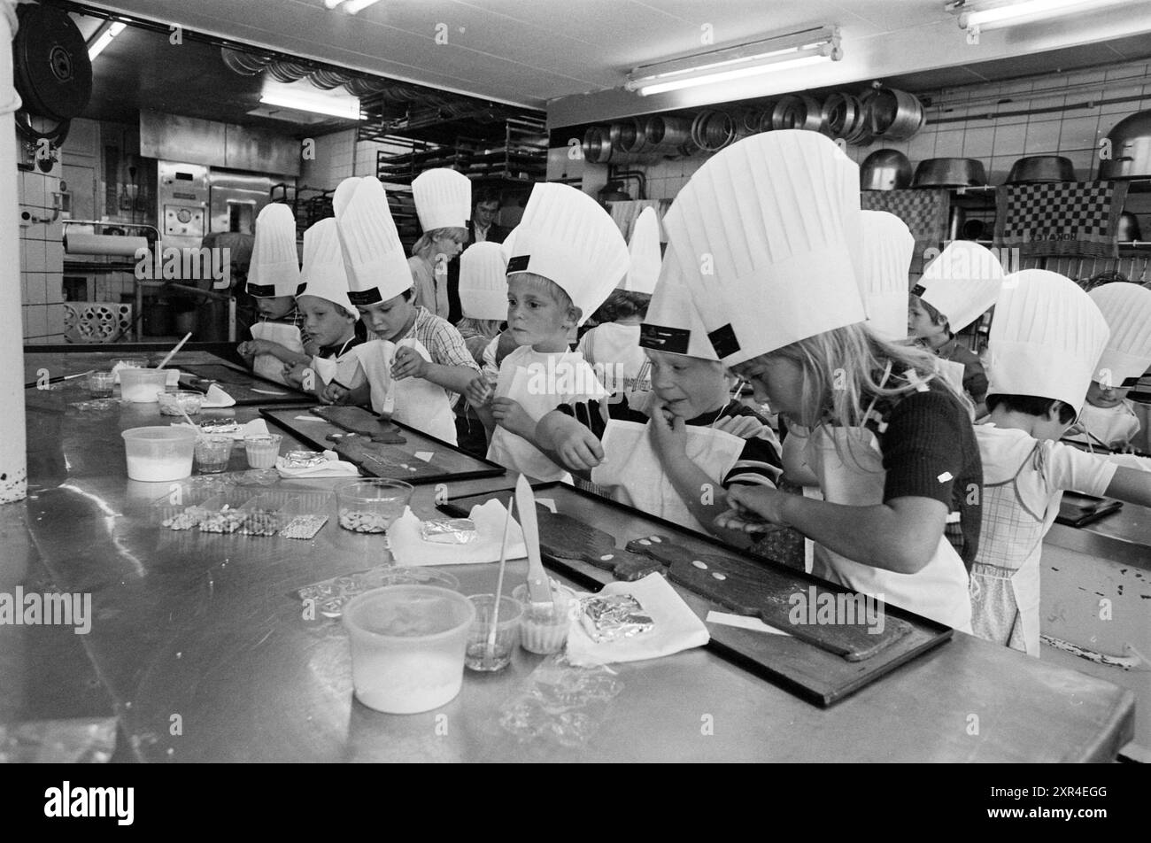 Vorschulkinder backen Lebkuchen, Kinder, Kinder, Kinderheime, Kinderparty, Children's, 14.09.1982, Whizgle Dutch News: Historical Images Tailored for the Future. Erkunden Sie die Vergangenheit der Niederlande mit modernen Perspektiven durch Bilder von niederländischen Agenturen. Verbinden der Ereignisse von gestern mit den Erkenntnissen von morgen. Begeben Sie sich auf eine zeitlose Reise mit Geschichten, die unsere Zukunft prägen. Stockfoto