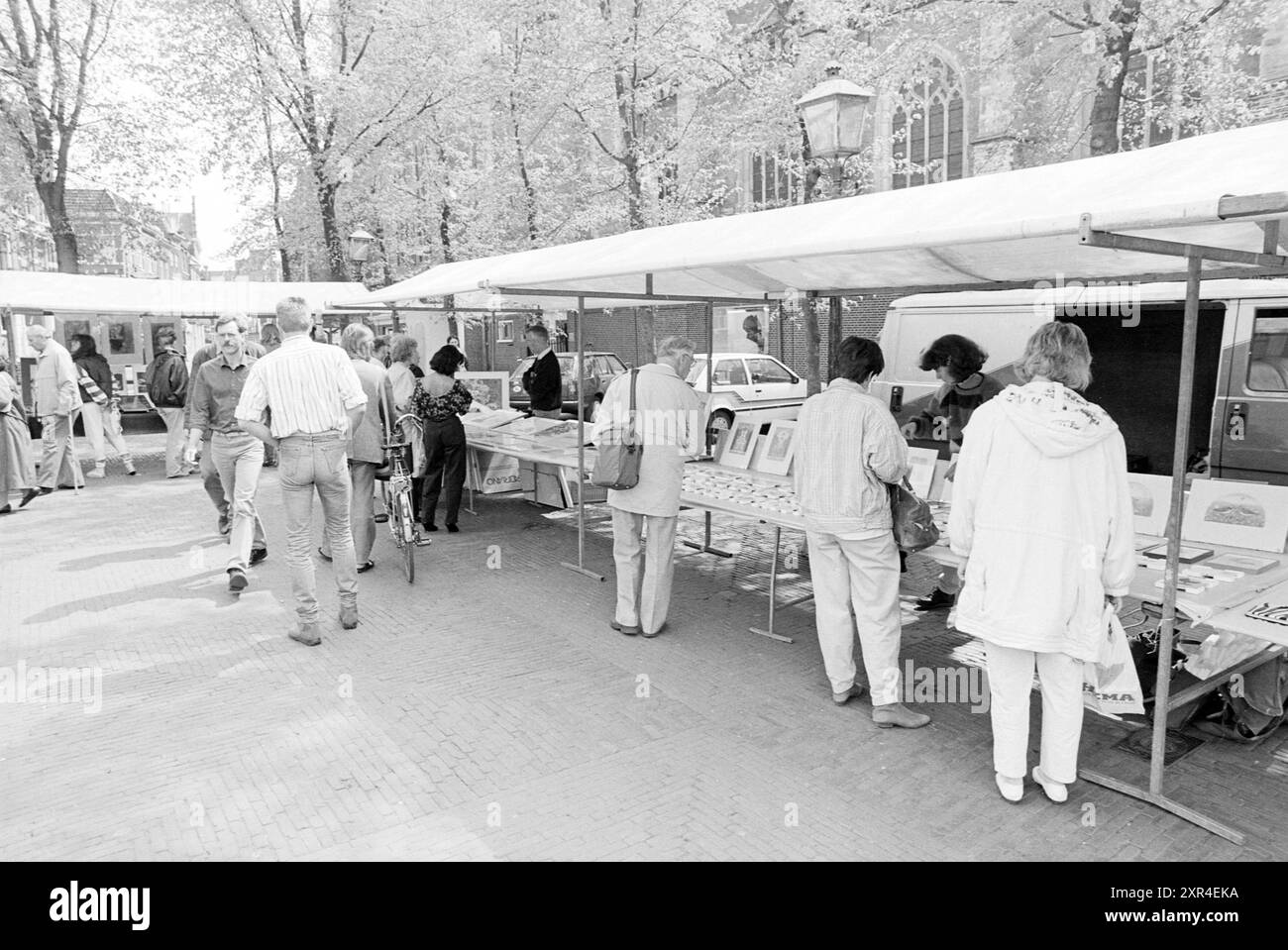Kunstmarkt am Grote Markt, Grote Markt, Markt, Haarlem, Grote Markt, the Netherlands, 11-05-1989, Whizgle Dutch News: historische Bilder für die Zukunft. Erkunden Sie die Vergangenheit der Niederlande mit modernen Perspektiven durch Bilder von niederländischen Agenturen. Verbinden der Ereignisse von gestern mit den Erkenntnissen von morgen. Begeben Sie sich auf eine zeitlose Reise mit Geschichten, die unsere Zukunft prägen. Stockfoto