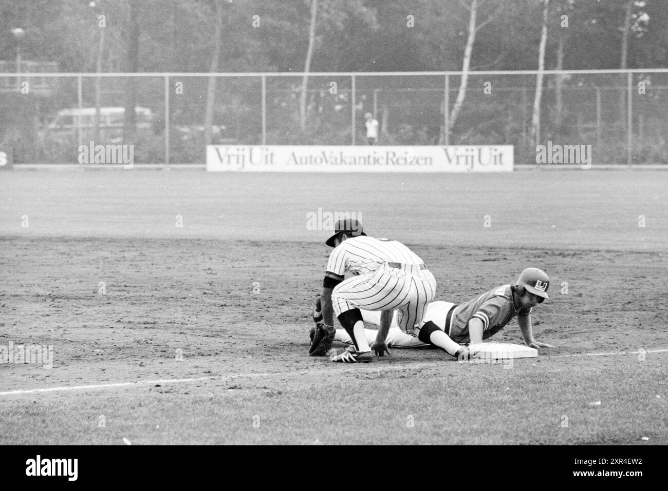 Haarlem Baseball Week 1980: Mitsubishi (Japan) - Miami Hurricanes (USA), Haarlem, Niederlande, 14-08-1980, Whizgle Dutch News: Historical Images Tailored for the Future. Erkunden Sie die Vergangenheit der Niederlande mit modernen Perspektiven durch Bilder von niederländischen Agenturen. Verbinden der Ereignisse von gestern mit den Erkenntnissen von morgen. Begeben Sie sich auf eine zeitlose Reise mit Geschichten, die unsere Zukunft prägen. Stockfoto