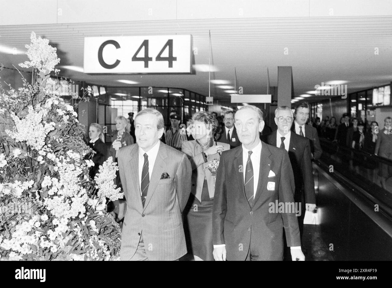 Eröffnung C-Pier Schiphol von Prince Claus, Schiphol, 13-12-1987, Schiphol, 13-12-1987, Whizgle Dutch News: historische Bilder für die Zukunft. Erkunden Sie die Vergangenheit der Niederlande mit modernen Perspektiven durch Bilder von niederländischen Agenturen. Verbinden der Ereignisse von gestern mit den Erkenntnissen von morgen. Begeben Sie sich auf eine zeitlose Reise mit Geschichten, die unsere Zukunft prägen. Stockfoto