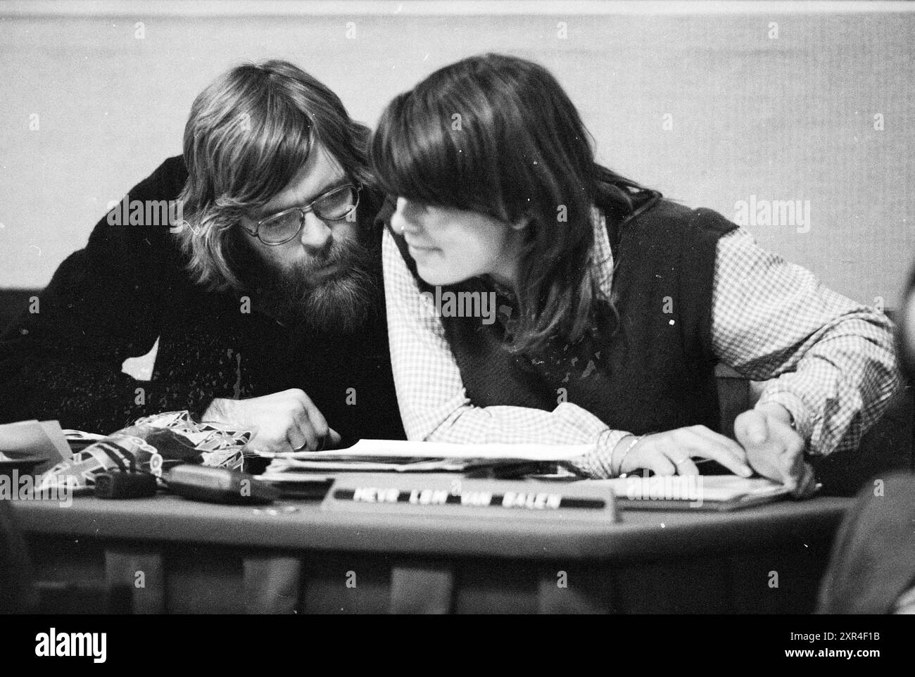 Berücksichtigung des Haushalts im gemeinderat von Haarlem (Mitglieder der PvdA-Fraktion), Haarlem, Niederlande, 05-11-1979, Whizgle Dutch News: Historische Bilder zugeschnitten auf die Zukunft. Erkunden Sie die Vergangenheit der Niederlande mit modernen Perspektiven durch Bilder von niederländischen Agenturen. Verbinden der Ereignisse von gestern mit den Erkenntnissen von morgen. Begeben Sie sich auf eine zeitlose Reise mit Geschichten, die unsere Zukunft prägen. Stockfoto