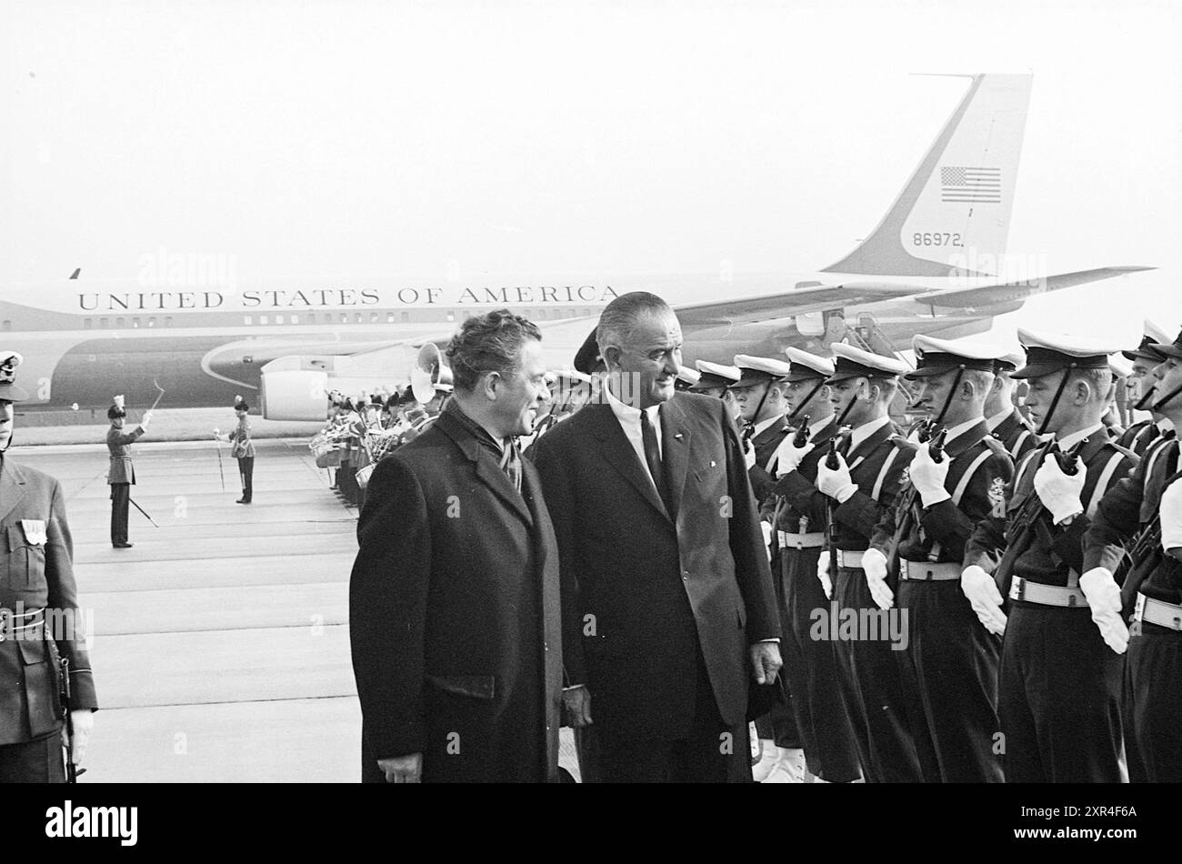 Ankunft des amerikanischen Vizepräsidenten Lyndon Johnson in Ypenburg, Besuch der Beamten, 05-11-1963, Whizgle Dutch News: Historische Bilder zugeschnitten auf die Zukunft. Erkunden Sie die Vergangenheit der Niederlande mit modernen Perspektiven durch Bilder von niederländischen Agenturen. Verbinden der Ereignisse von gestern mit den Erkenntnissen von morgen. Begeben Sie sich auf eine zeitlose Reise mit Geschichten, die unsere Zukunft prägen. Stockfoto