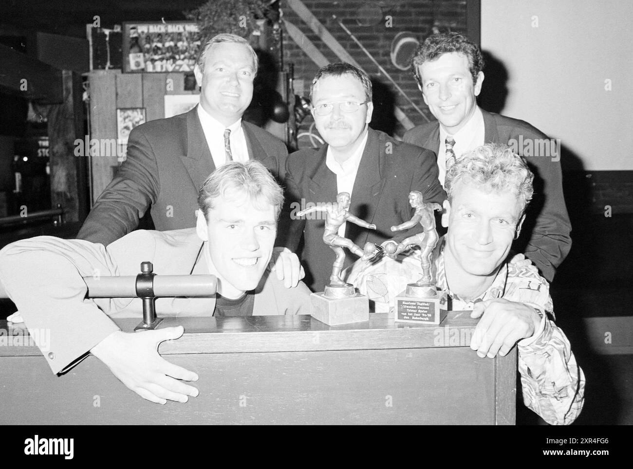 Footballer of the Year, Haarlem Region, 16.05.1995, Whizgle Dutch News: Historische Bilder für die Zukunft. Erkunden Sie die Vergangenheit der Niederlande mit modernen Perspektiven durch Bilder von niederländischen Agenturen. Verbinden der Ereignisse von gestern mit den Erkenntnissen von morgen. Begeben Sie sich auf eine zeitlose Reise mit Geschichten, die unsere Zukunft prägen. Stockfoto