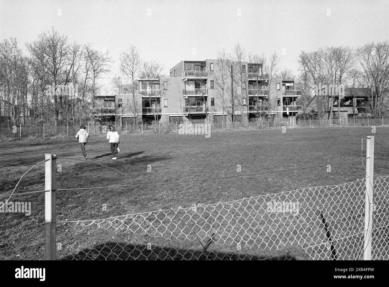 Vondelschool Aerdenhout Sportplätze mit Wohnungen im Hintergrund, Aerdenhout, 13-02-1981, Whizgle Dutch News: Historische Bilder zugeschnitten auf die Zukunft. Erkunden Sie die Vergangenheit der Niederlande mit modernen Perspektiven durch Bilder von niederländischen Agenturen. Verbinden der Ereignisse von gestern mit den Erkenntnissen von morgen. Begeben Sie sich auf eine zeitlose Reise mit Geschichten, die unsere Zukunft prägen. Stockfoto