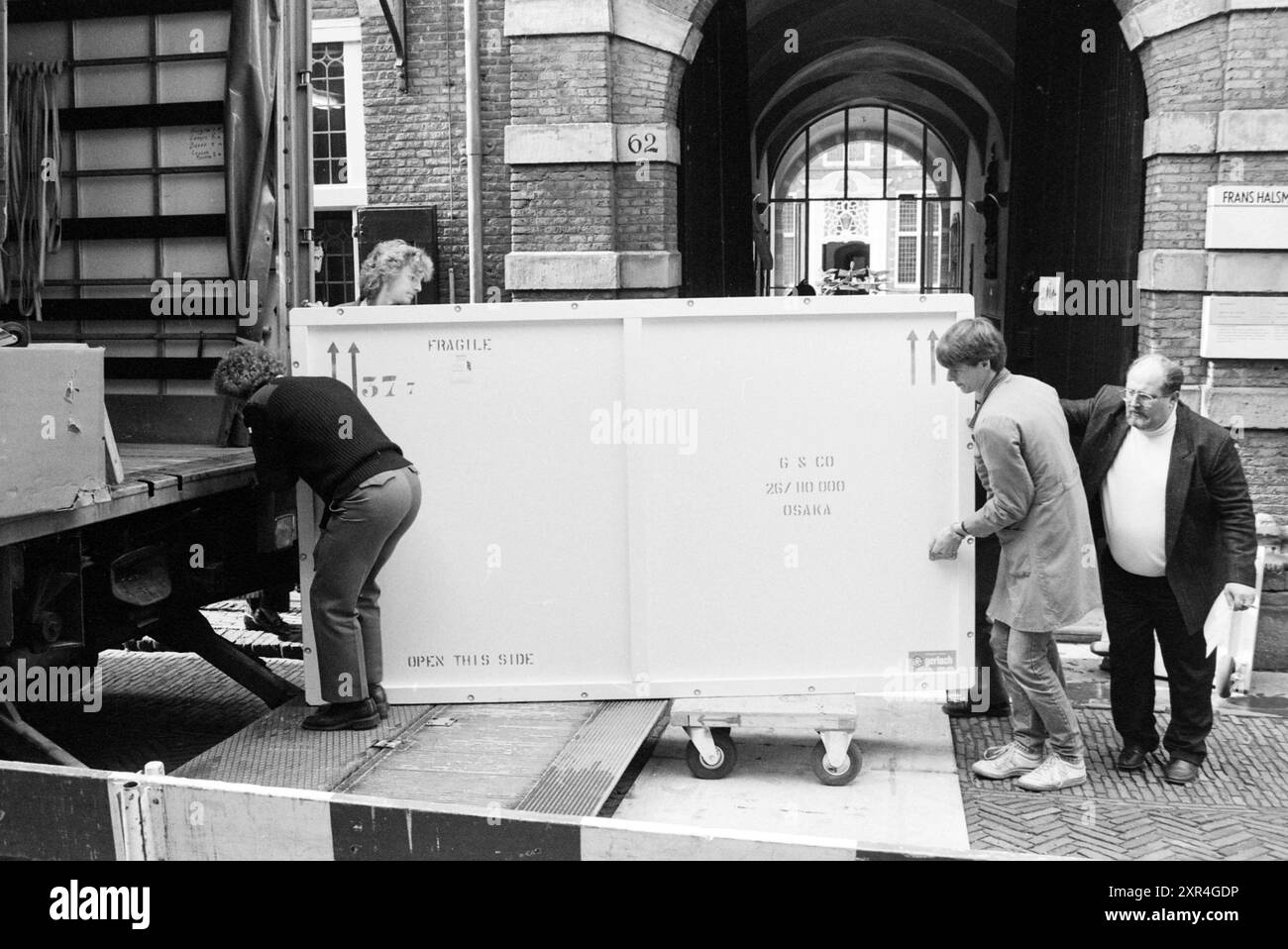 Gemälde Transport Frans Hals Museum, Frans Hals Museum, Haarlem, Niederlande, 10-03-1988, Whizgle Dutch News: historische Bilder für die Zukunft. Erkunden Sie die Vergangenheit der Niederlande mit modernen Perspektiven durch Bilder von niederländischen Agenturen. Verbinden der Ereignisse von gestern mit den Erkenntnissen von morgen. Begeben Sie sich auf eine zeitlose Reise mit Geschichten, die unsere Zukunft prägen. Stockfoto