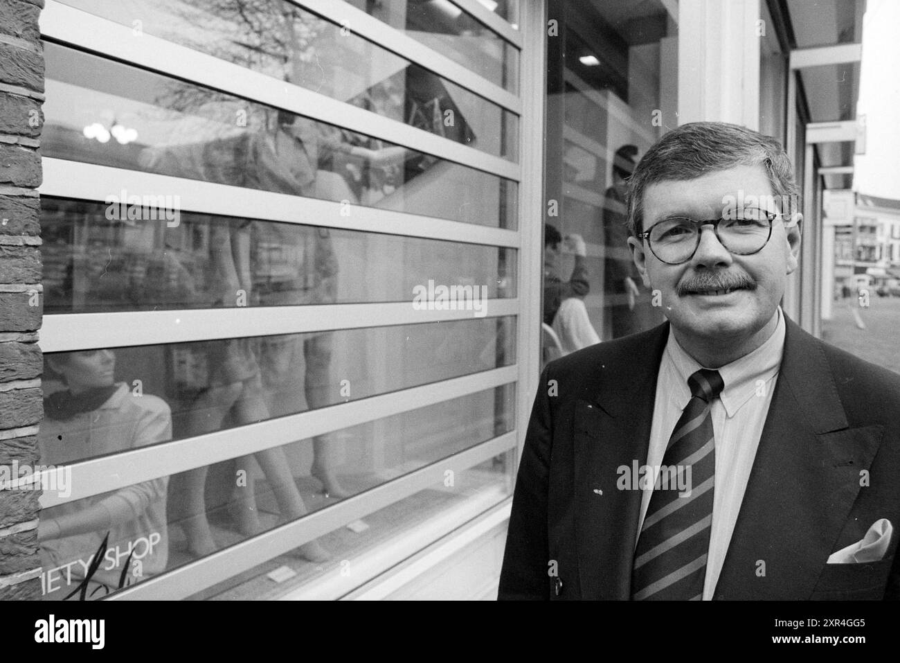 Nw Shutters, Society Shop, 17-03-1992, Whizgle Dutch News: Historical Images Tailored for the Future. Erkunden Sie die Vergangenheit der Niederlande mit modernen Perspektiven durch Bilder von niederländischen Agenturen. Verbinden der Ereignisse von gestern mit den Erkenntnissen von morgen. Begeben Sie sich auf eine zeitlose Reise mit Geschichten, die unsere Zukunft prägen. Stockfoto