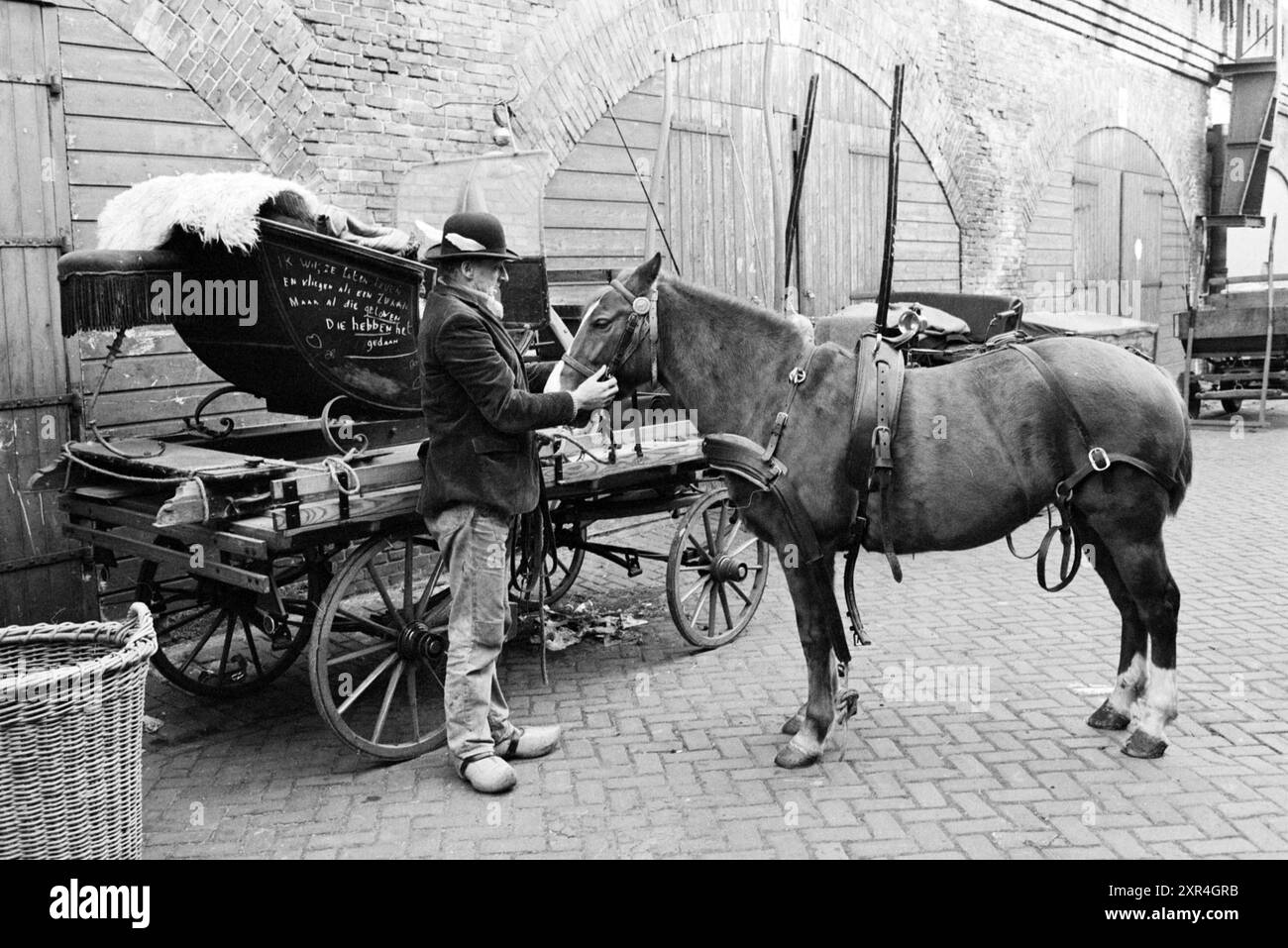 Mann mit Pferd und Wagen, Whizgle Dutch News: Historische Bilder für die Zukunft. Erkunden Sie die Vergangenheit der Niederlande mit modernen Perspektiven durch Bilder von niederländischen Agenturen. Verbinden der Ereignisse von gestern mit den Erkenntnissen von morgen. Begeben Sie sich auf eine zeitlose Reise mit Geschichten, die unsere Zukunft prägen. Stockfoto