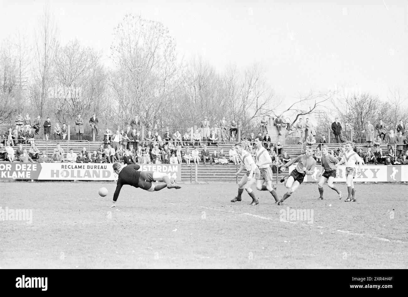 E.D.O. - County, Football, 23-04-1962, Whizgle Dutch News: Historical Images Tailored for the Future. Erkunden Sie die Vergangenheit der Niederlande mit modernen Perspektiven durch Bilder von niederländischen Agenturen. Verbinden der Ereignisse von gestern mit den Erkenntnissen von morgen. Begeben Sie sich auf eine zeitlose Reise mit Geschichten, die unsere Zukunft prägen. Stockfoto