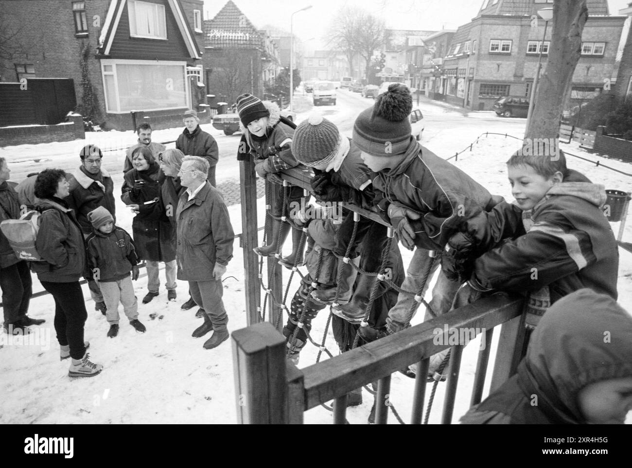 Tour Santpoort N., Soc V. [Sozialversicherungsbank], Santpoort-Noord, 07-01-1995, Whizgle Dutch News: Historische Bilder zugeschnitten auf die Zukunft. Erkunden Sie die Vergangenheit der Niederlande mit modernen Perspektiven durch Bilder von niederländischen Agenturen. Verbinden der Ereignisse von gestern mit den Erkenntnissen von morgen. Begeben Sie sich auf eine zeitlose Reise mit Geschichten, die unsere Zukunft prägen. Stockfoto