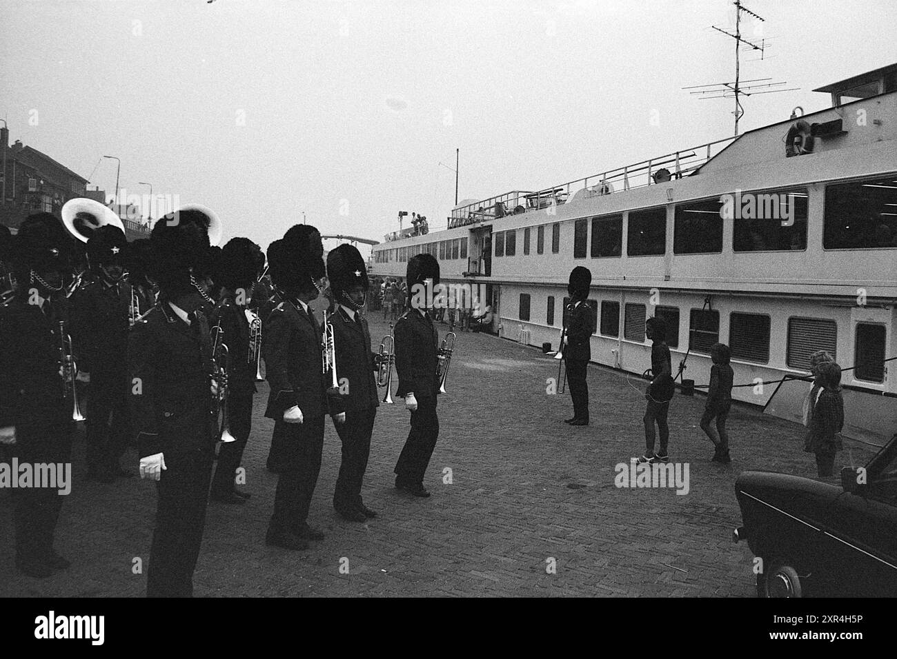 Arrival Henry Dunant, Alderman, 17-08-1973, Whizgle Dutch News: Historical Images Tailored for the Future. Erkunden Sie die Vergangenheit der Niederlande mit modernen Perspektiven durch Bilder von niederländischen Agenturen. Verbinden der Ereignisse von gestern mit den Erkenntnissen von morgen. Begeben Sie sich auf eine zeitlose Reise mit Geschichten, die unsere Zukunft prägen. Stockfoto