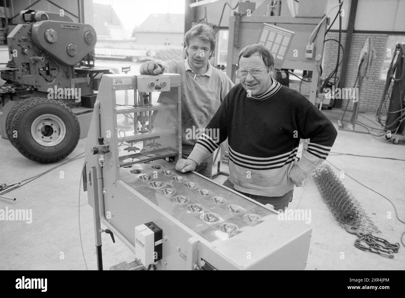 Hyacinth Schneidmaschine, Noordwijkerhout, Noordwijkerhout, 19-06-1991, Whizgle Dutch News: Historische Bilder zugeschnitten auf die Zukunft. Erkunden Sie die Vergangenheit der Niederlande mit modernen Perspektiven durch Bilder von niederländischen Agenturen. Verbinden der Ereignisse von gestern mit den Erkenntnissen von morgen. Begeben Sie sich auf eine zeitlose Reise mit Geschichten, die unsere Zukunft prägen. Stockfoto