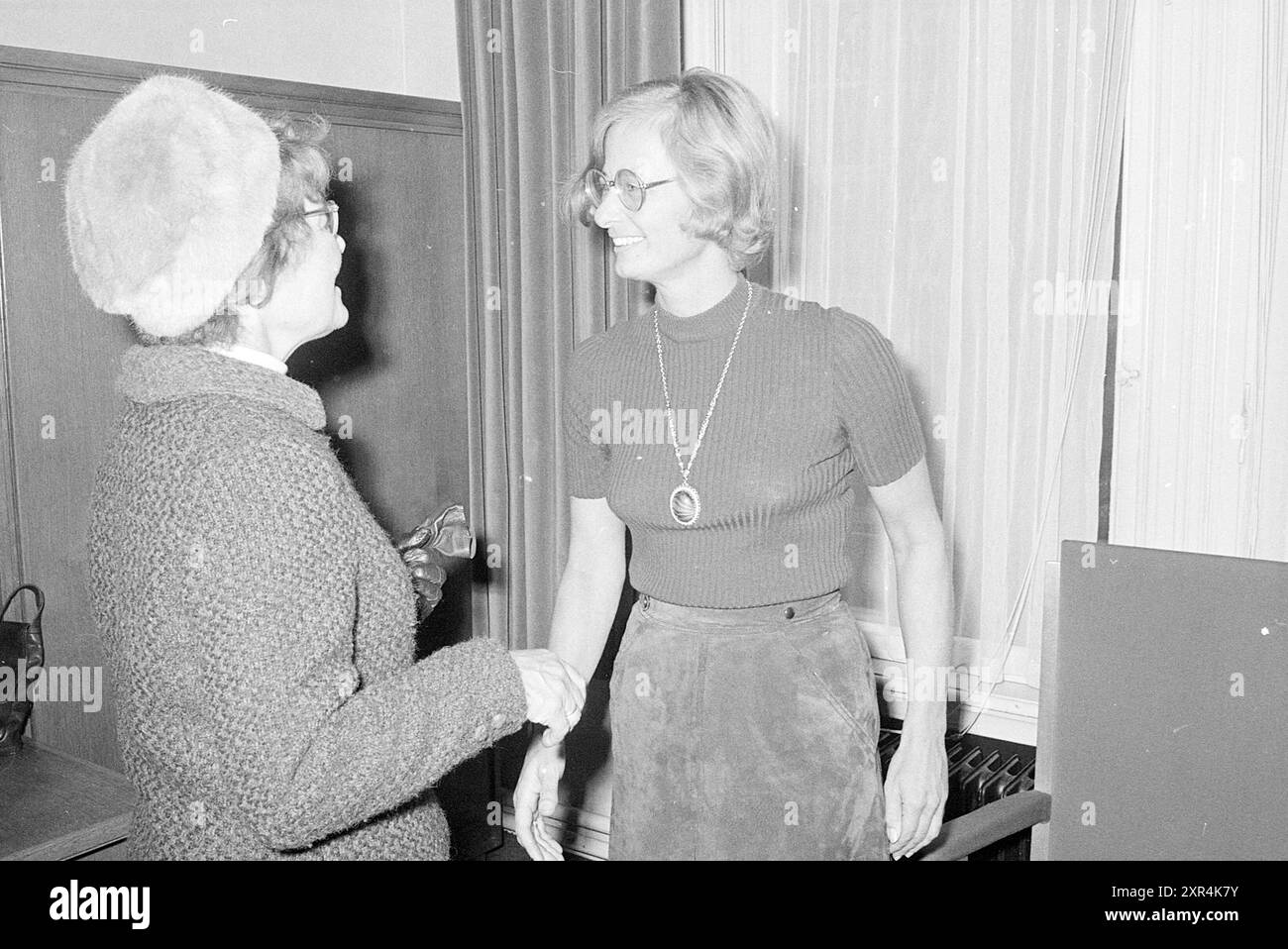 Instant. Richter frau. TEN Brink, Installation, 29-10-1973, Whizgle Dutch News: Historical Images Tailored for the Future. Erkunden Sie die Vergangenheit der Niederlande mit modernen Perspektiven durch Bilder von niederländischen Agenturen. Verbinden der Ereignisse von gestern mit den Erkenntnissen von morgen. Begeben Sie sich auf eine zeitlose Reise mit Geschichten, die unsere Zukunft prägen. Stockfoto