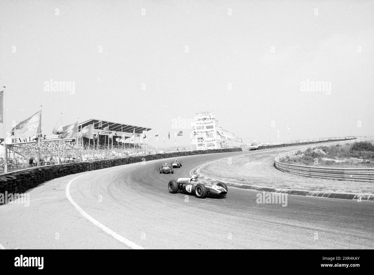 Rennen mit Rennwagen aus den 50er bis 60er Jahren auf der Strecke Zandvoort, Zandvoort, 26-08-1990, Whizgle Dutch News: Historische Bilder zugeschnitten auf die Zukunft. Erkunden Sie die Vergangenheit der Niederlande mit modernen Perspektiven durch Bilder von niederländischen Agenturen. Verbinden der Ereignisse von gestern mit den Erkenntnissen von morgen. Begeben Sie sich auf eine zeitlose Reise mit Geschichten, die unsere Zukunft prägen. Stockfoto