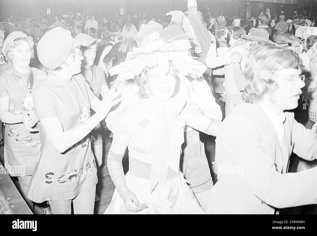 Carnival the Leaning Skate, Carnival, 12. Februar 1972, Whizgle Dutch News: Historische Bilder für die Zukunft. Erkunden Sie die Vergangenheit der Niederlande mit modernen Perspektiven durch Bilder von niederländischen Agenturen. Verbinden der Ereignisse von gestern mit den Erkenntnissen von morgen. Begeben Sie sich auf eine zeitlose Reise mit Geschichten, die unsere Zukunft prägen. Stockfoto