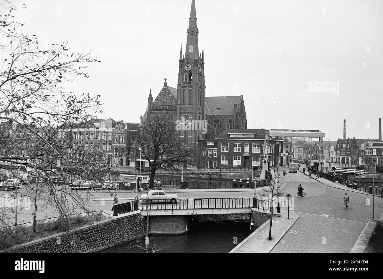 Kirche Spaarne und lange Brücke, Haarlem, Gasthuissingel, Niederlande, 00-00-1962, Whizgle Dutch News: historische Bilder für die Zukunft. Erkunden Sie die Vergangenheit der Niederlande mit modernen Perspektiven durch Bilder von niederländischen Agenturen. Verbinden der Ereignisse von gestern mit den Erkenntnissen von morgen. Begeben Sie sich auf eine zeitlose Reise mit Geschichten, die unsere Zukunft prägen. Stockfoto