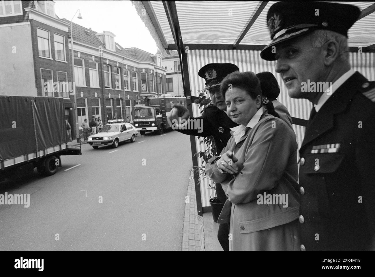 Defile reg. Feuerwehr für Bürgermeister von Haarlem, Fire, Feuerwehr, 16-04-1985, Whizgle Dutch News: Historische Bilder zugeschnitten auf die Zukunft. Erkunden Sie die Vergangenheit der Niederlande mit modernen Perspektiven durch Bilder von niederländischen Agenturen. Verbinden der Ereignisse von gestern mit den Erkenntnissen von morgen. Begeben Sie sich auf eine zeitlose Reise mit Geschichten, die unsere Zukunft prägen. Stockfoto