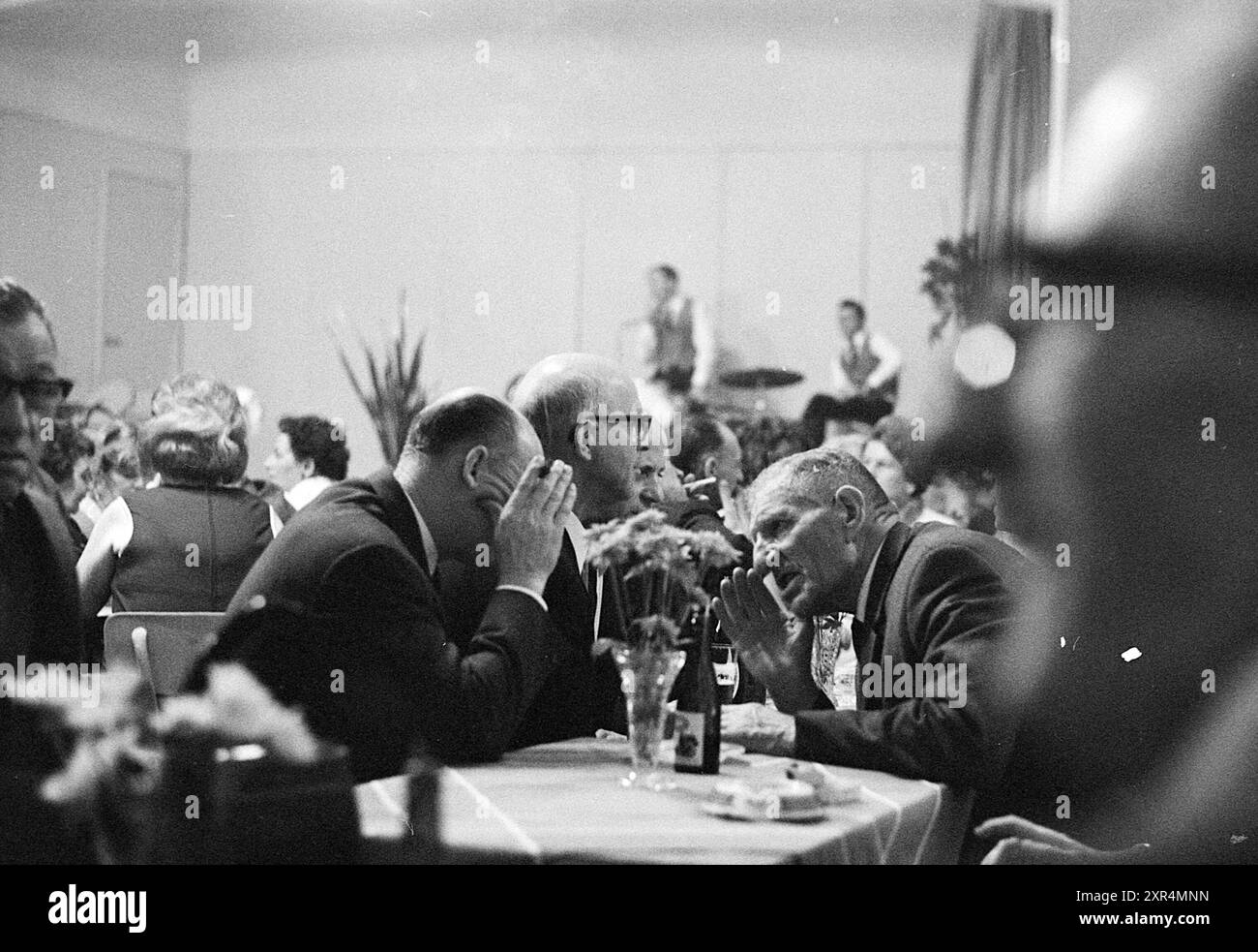 Society for Singles, Society, 22-11-1969, Whizgle Dutch News: Historical Images Tailored for the Future. Erkunden Sie die Vergangenheit der Niederlande mit modernen Perspektiven durch Bilder von niederländischen Agenturen. Verbinden der Ereignisse von gestern mit den Erkenntnissen von morgen. Begeben Sie sich auf eine zeitlose Reise mit Geschichten, die unsere Zukunft prägen. Stockfoto