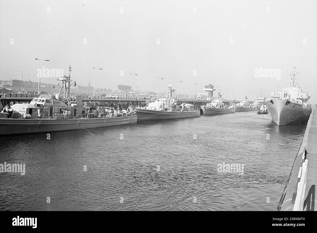 Deutsche Kriegsflotte in IJmuiden, Schiffe, 14. August 1974, Whizgle Dutch News: Historische Bilder für die Zukunft. Erkunden Sie die Vergangenheit der Niederlande mit modernen Perspektiven durch Bilder von niederländischen Agenturen. Verbinden der Ereignisse von gestern mit den Erkenntnissen von morgen. Begeben Sie sich auf eine zeitlose Reise mit Geschichten, die unsere Zukunft prägen. Stockfoto